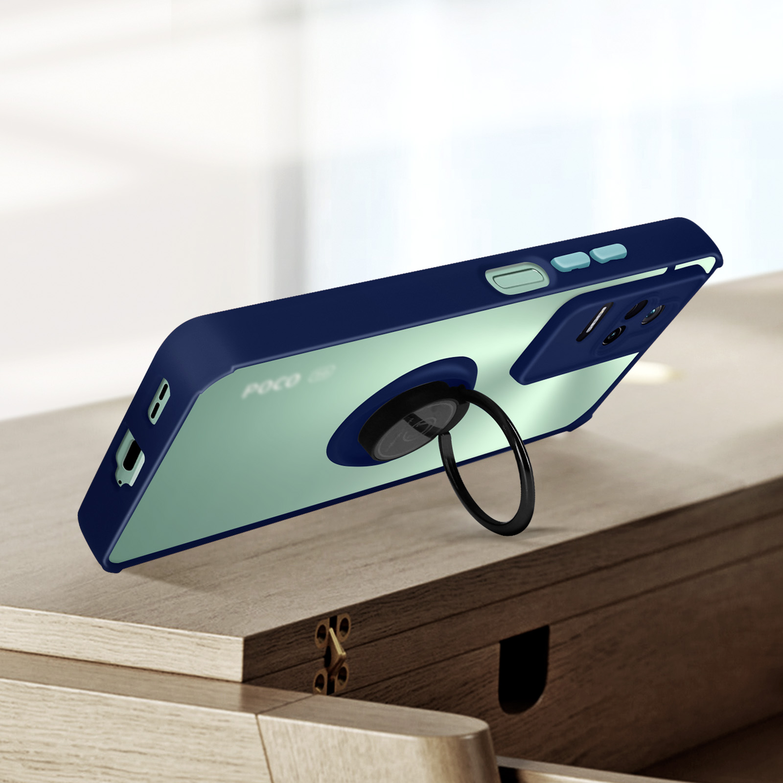 Custodia blu e trasparente con anello. Su superficie di legno.