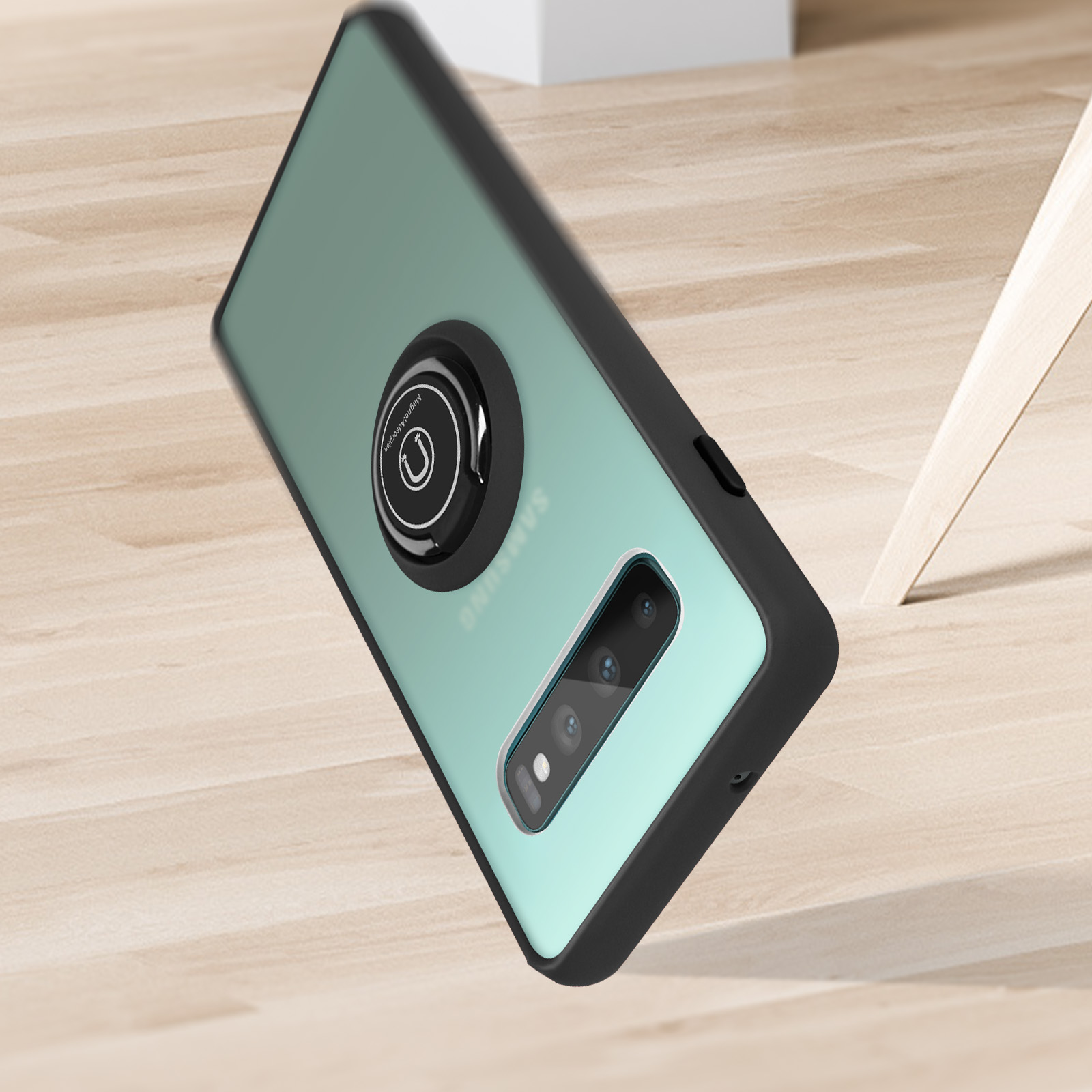 Una custodia per telefono con anello, su una superficie di legno. Il telefono è visibile.