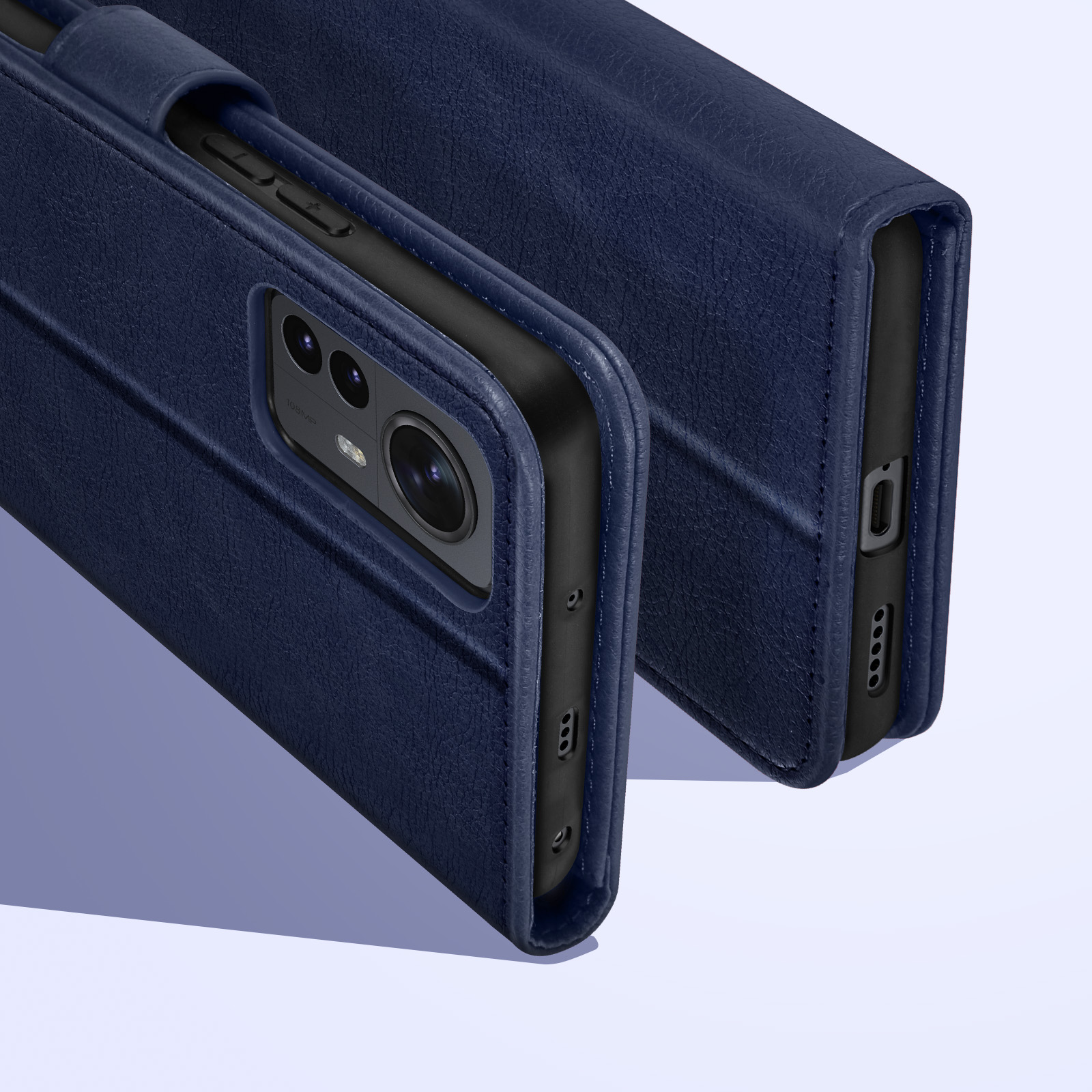 Étui de téléphone bleu marine, ouvert, avec un téléphone à l'intérieur. Gros plan.