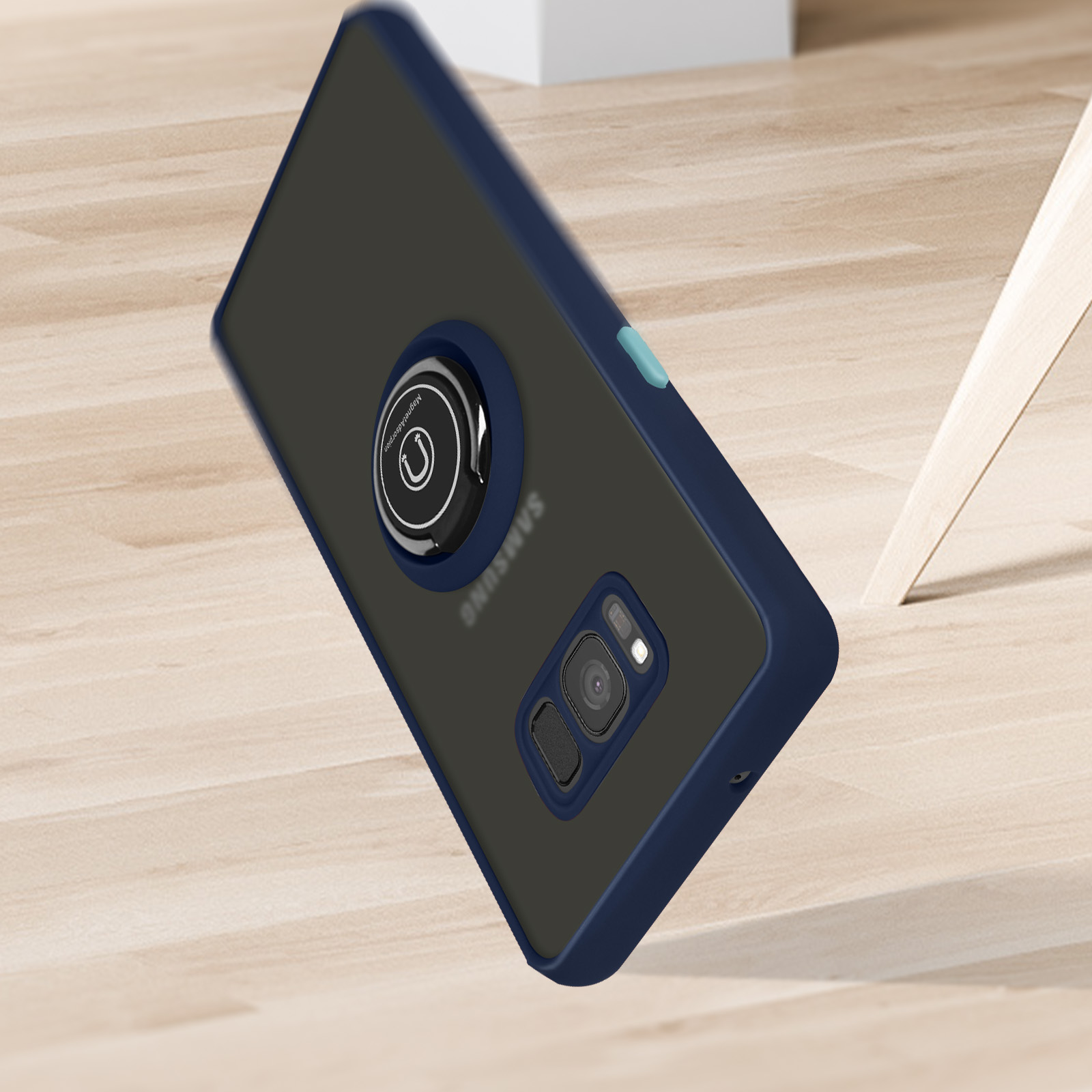 Un étui de téléphone bleu avec un support d'anneau, posé sur une surface en bois.