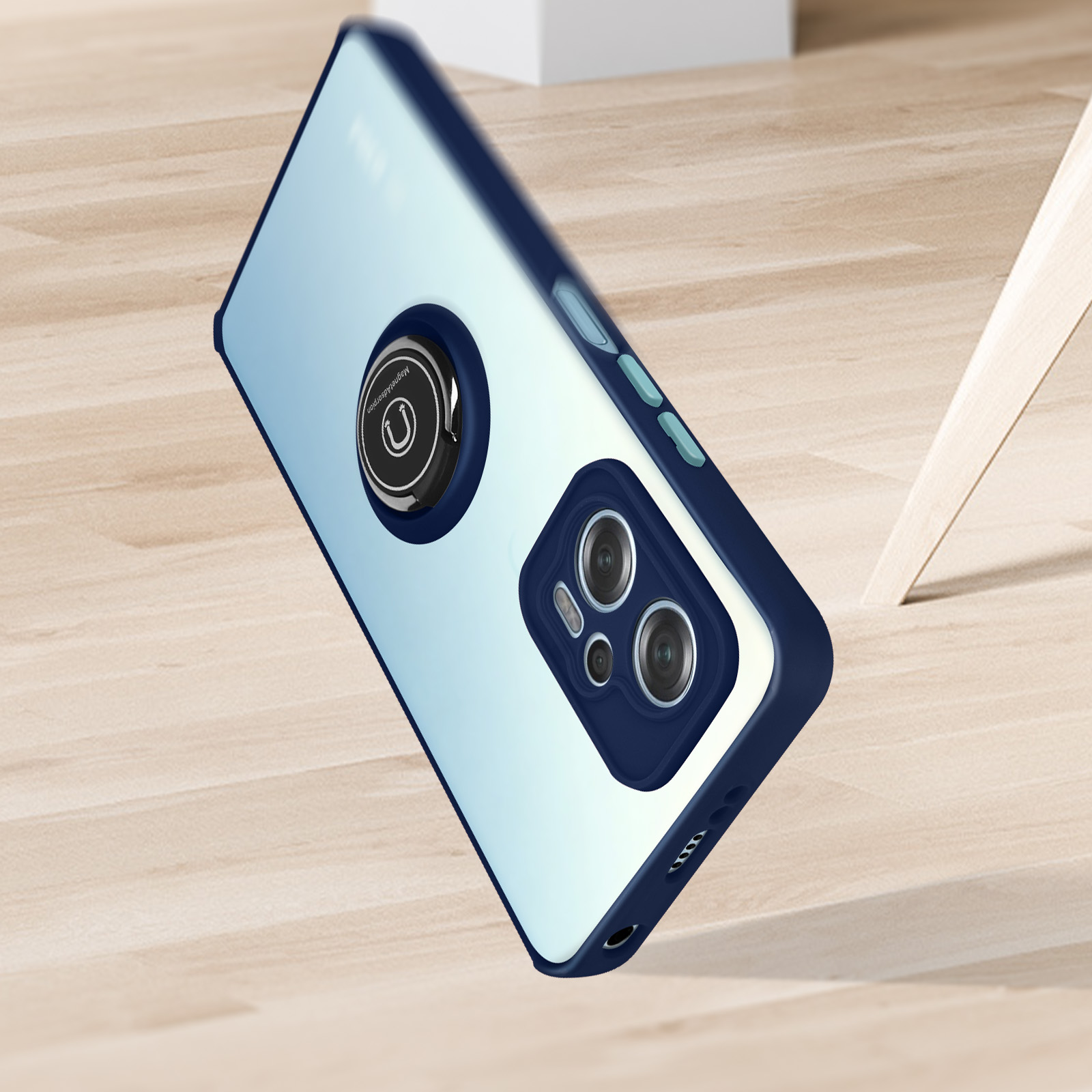 Blaue und silberne Handyhülle auf Holzoberfläche. Mit Magnetringhalter und Kameraausschnitten.
