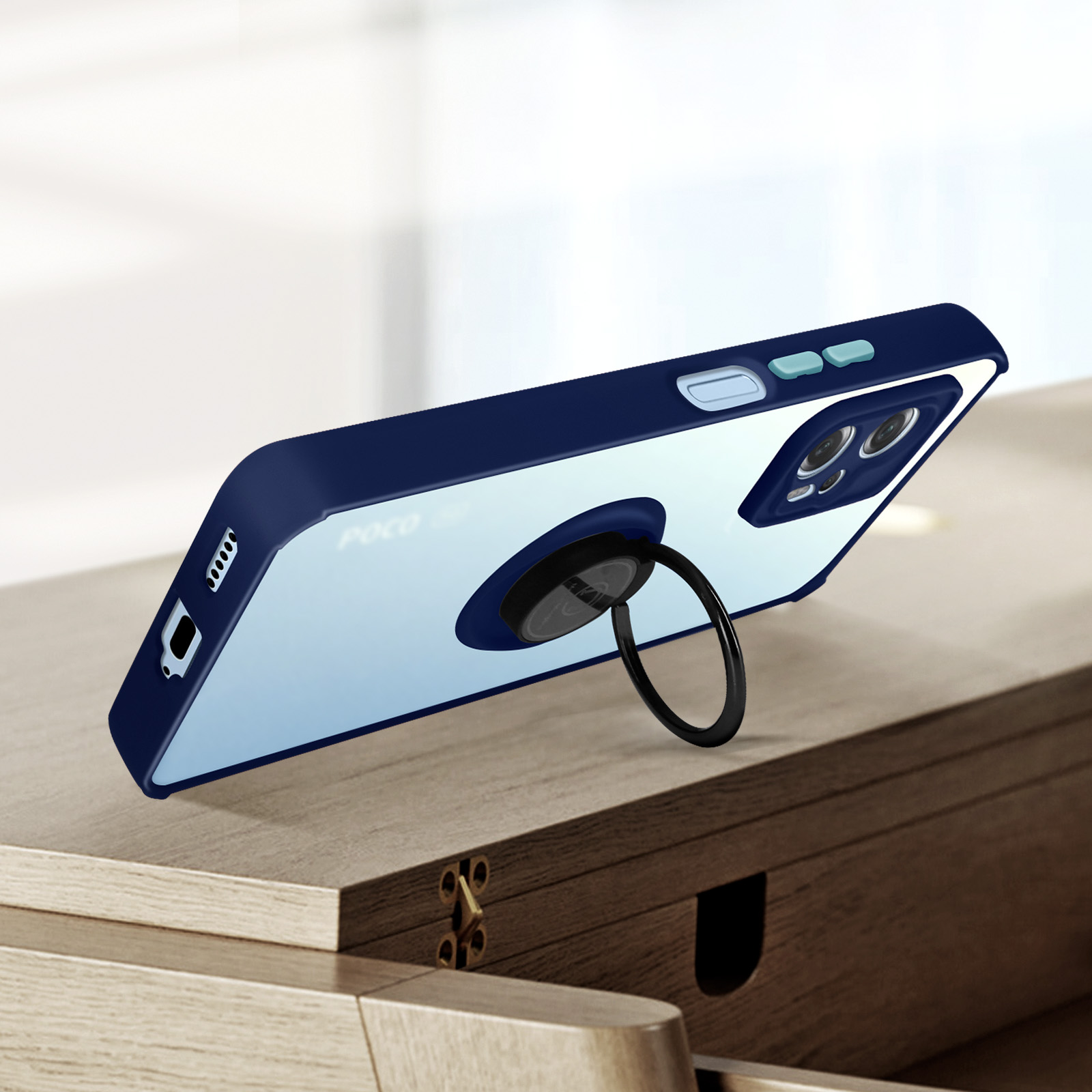 Blaue Handyhülle mit Ringhalter, auf einer Holzoberfläche platziert. Die Rückseite des Telefons ist sichtbar.