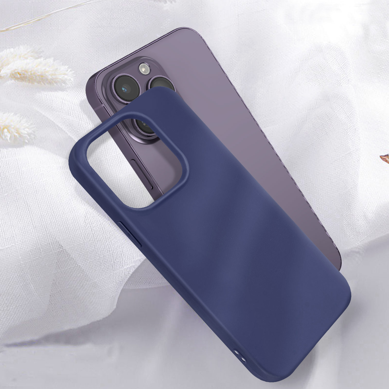 Una custodia blu per telefono su un telefono viola, appoggiata su tessuto bianco.