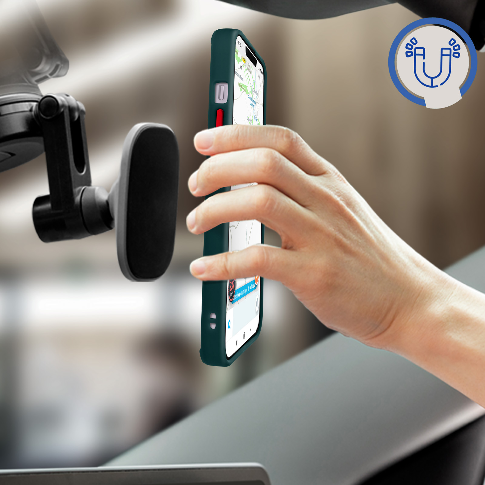 Eine Hand, die ein Telefon in eine Autohalterung legt. Das Telefon ist grün und hat eine Karte auf dem Bildschirm.