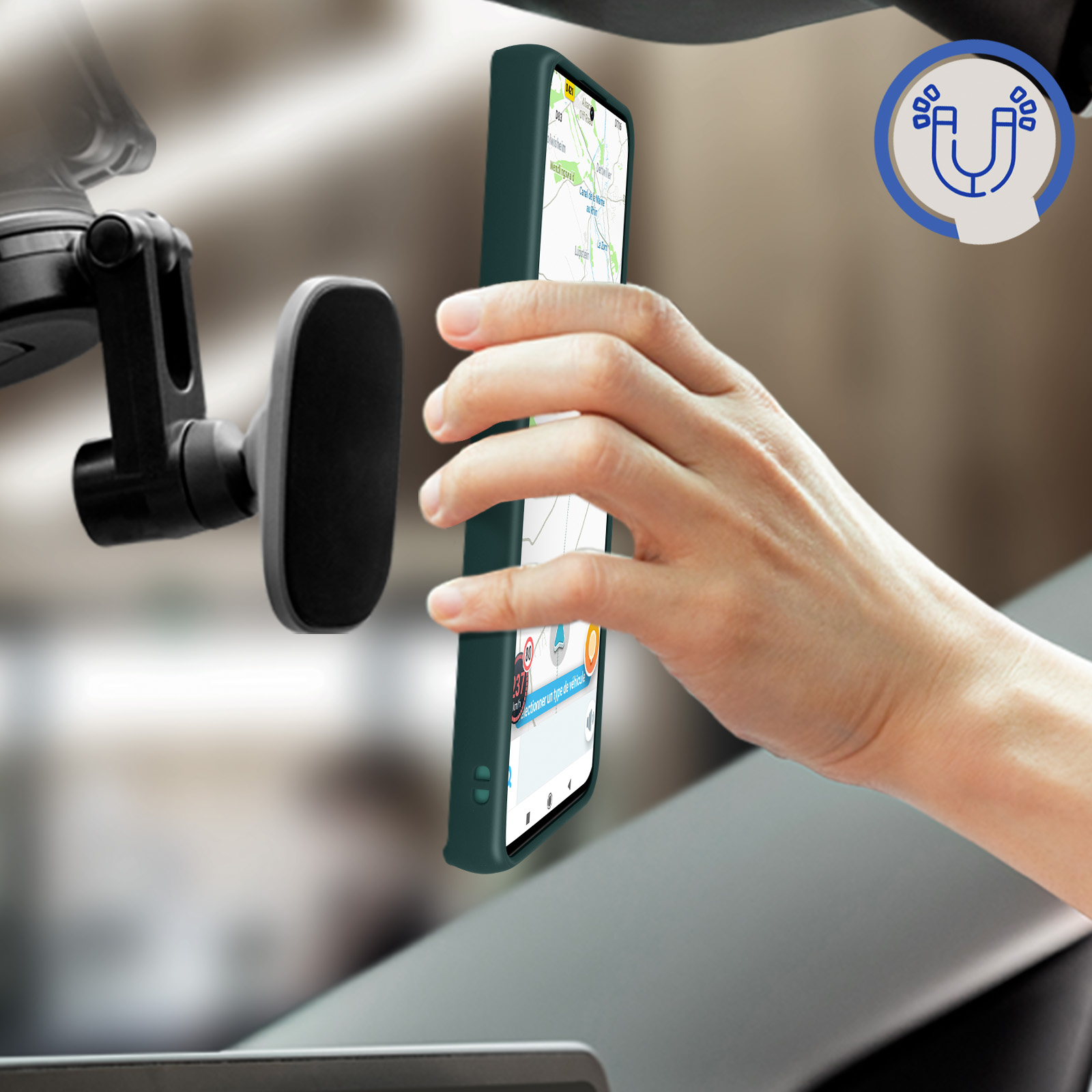 Un telefono in una custodia verde viene attaccato a un supporto per auto. Il supporto è nero.