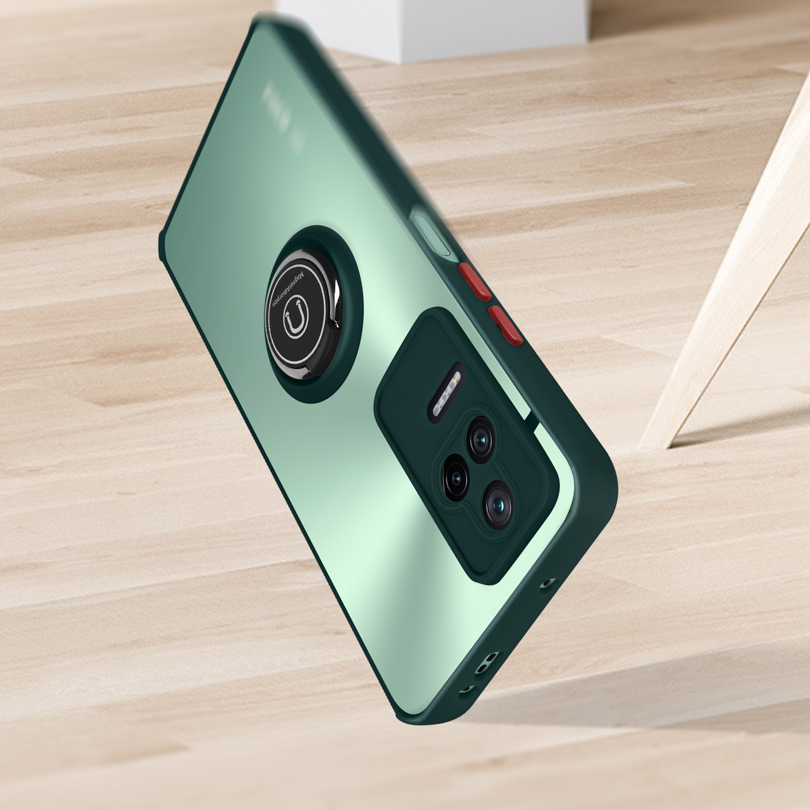 Custodia verde per telefono con anello e lenti della fotocamera su superficie in legno.