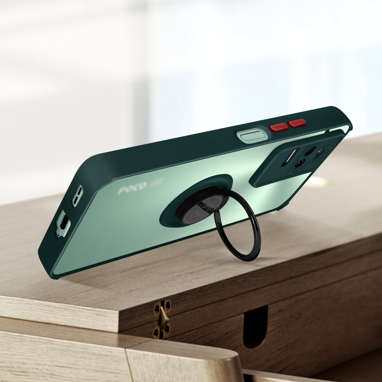 Una custodia verde per telefono con supporto ad anello è su una superficie di legno.