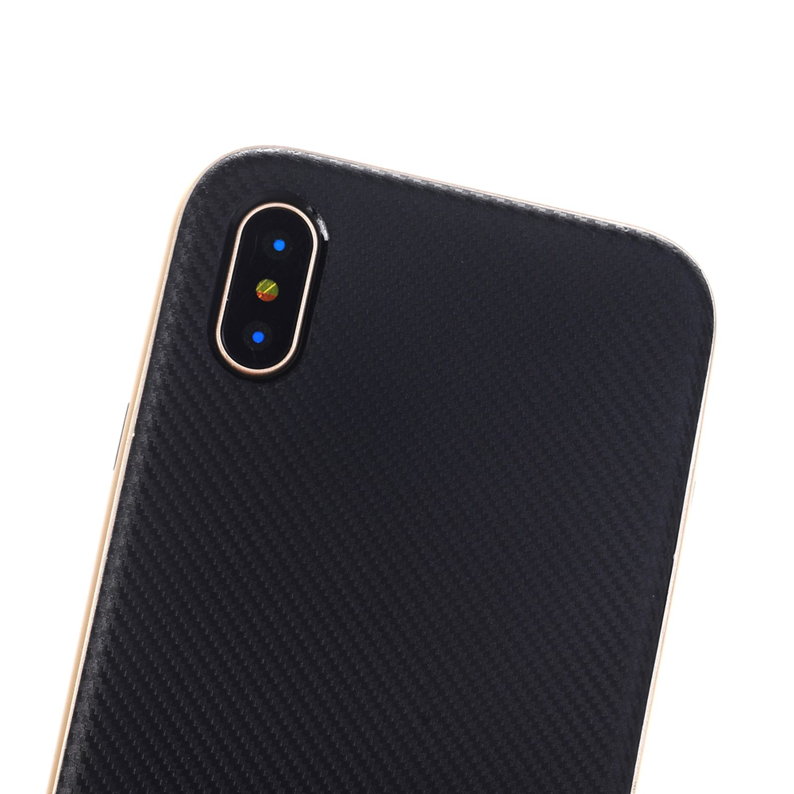 Schwarze Telefonrückseite mit Kohlefasermuster, goldfarbener Zierleiste und Kameramodul.