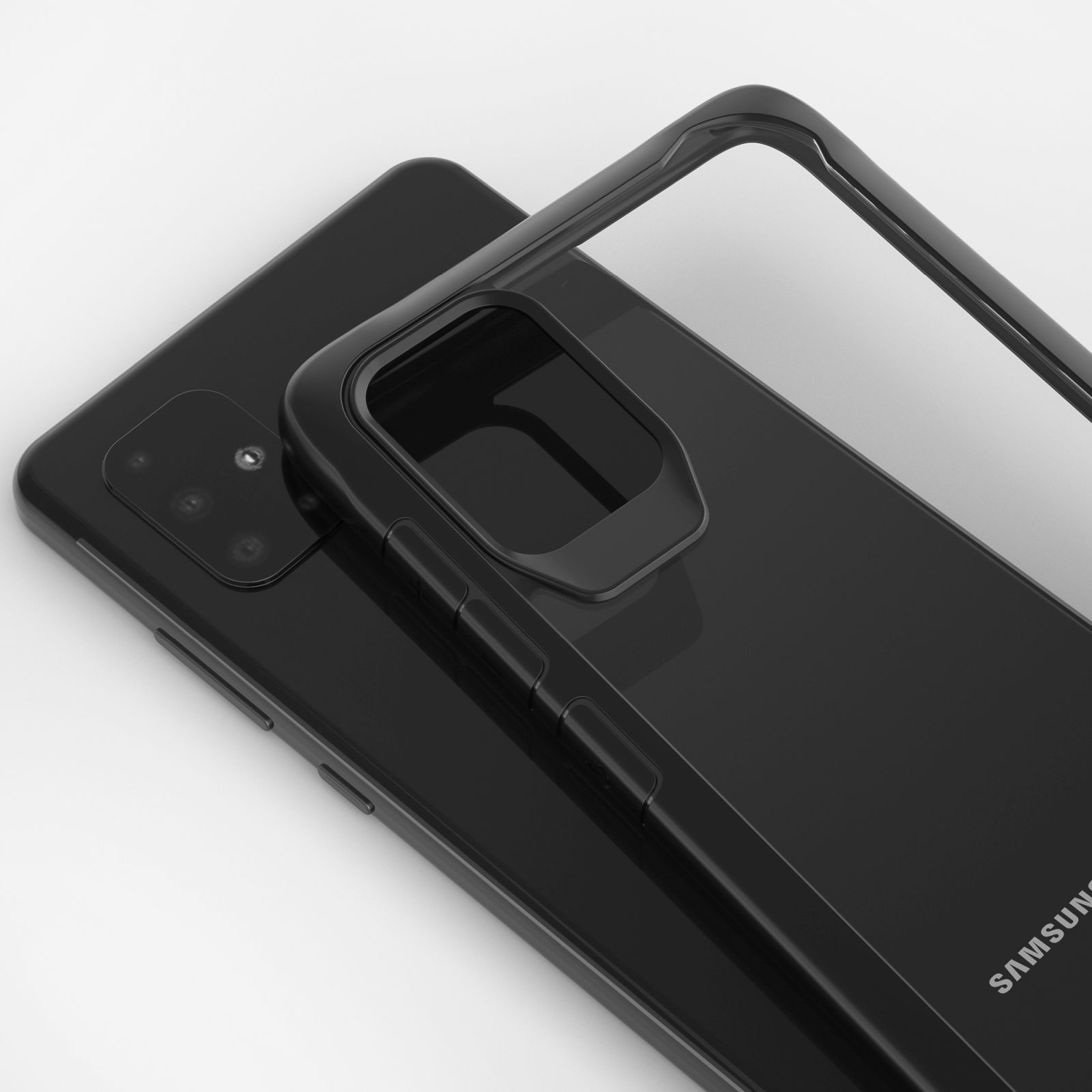 Eine transparente Handyhülle auf einem schwarzen Telefon. Hülle hat Kameraausschnitte.