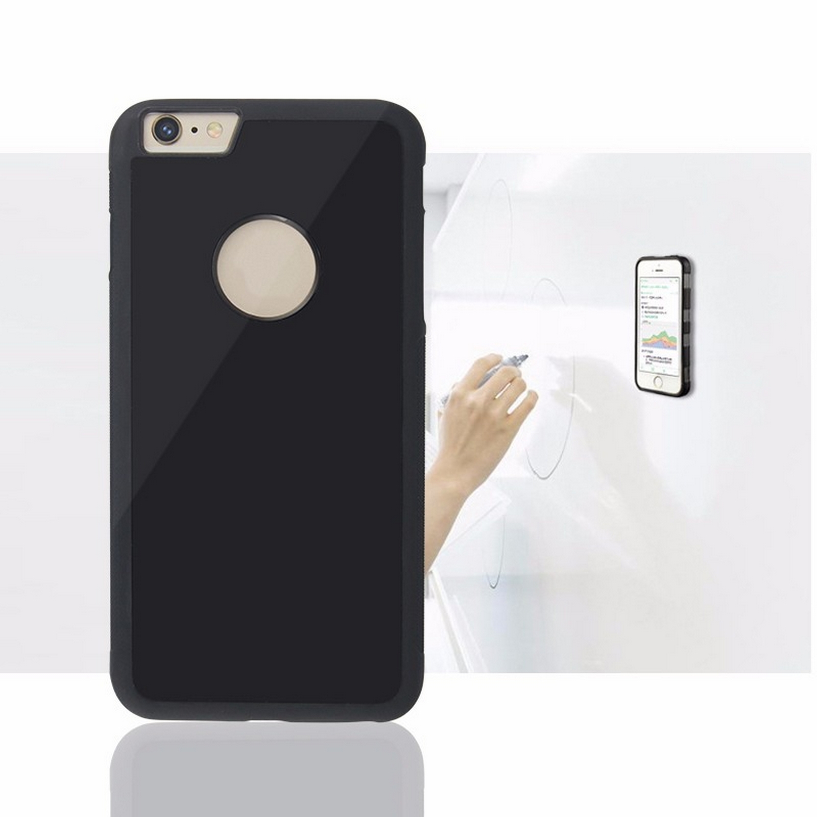 Schwarze Handyhülle auf weißer Oberfläche. Ein Telefon ist an einer Tafel befestigt.