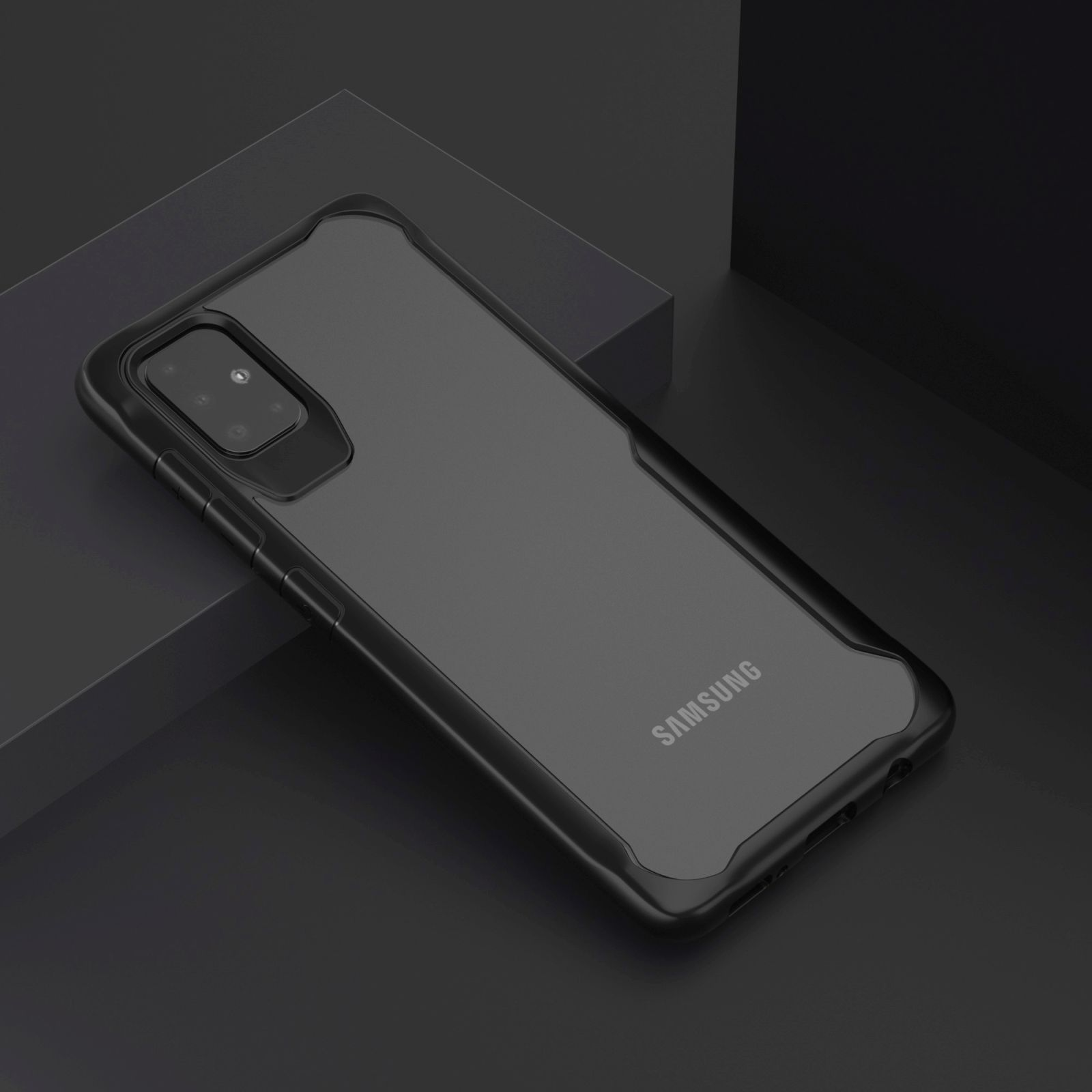 Eine transparente Handyhülle mit schwarzen Rändern und Samsung-Logo liegt auf dunkler grauer Oberfläche.