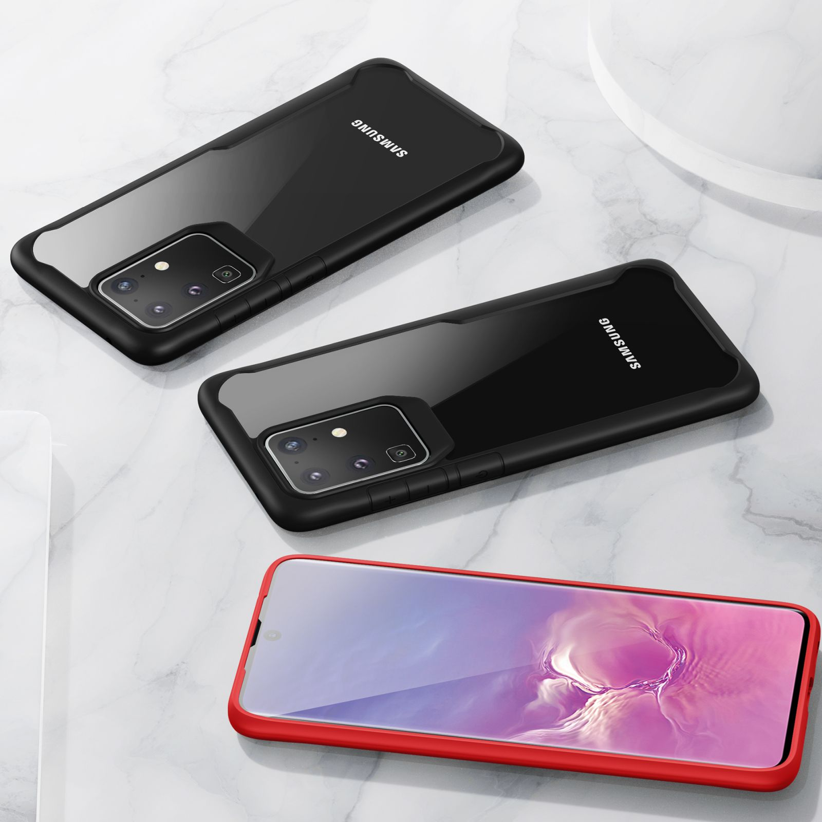 Drei Telefone mit Hüllen sind sichtbar. Zwei sind schwarz, eines ist rot. Samsung steht auf der Rückseite.