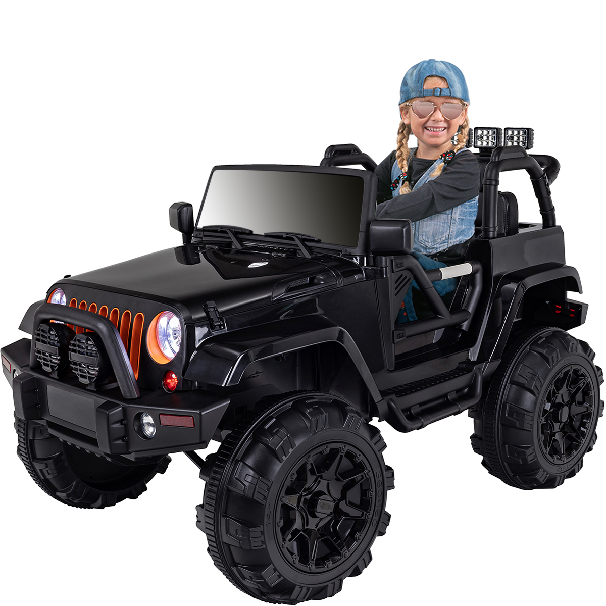 Kind in schwarzem Spielzeug-Jeep lächelt. Jeep ist schwarz mit orangen Akzenten. Das Kind trägt Sonnenbrille.