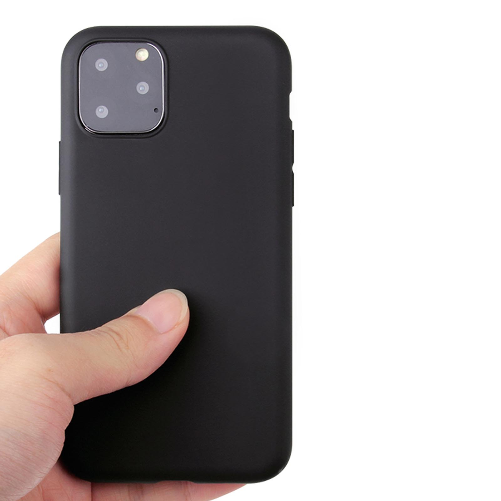 Hand, die eine schwarze Handyhülle mit drei Kameralinsen hält. Weißer Hintergrund.