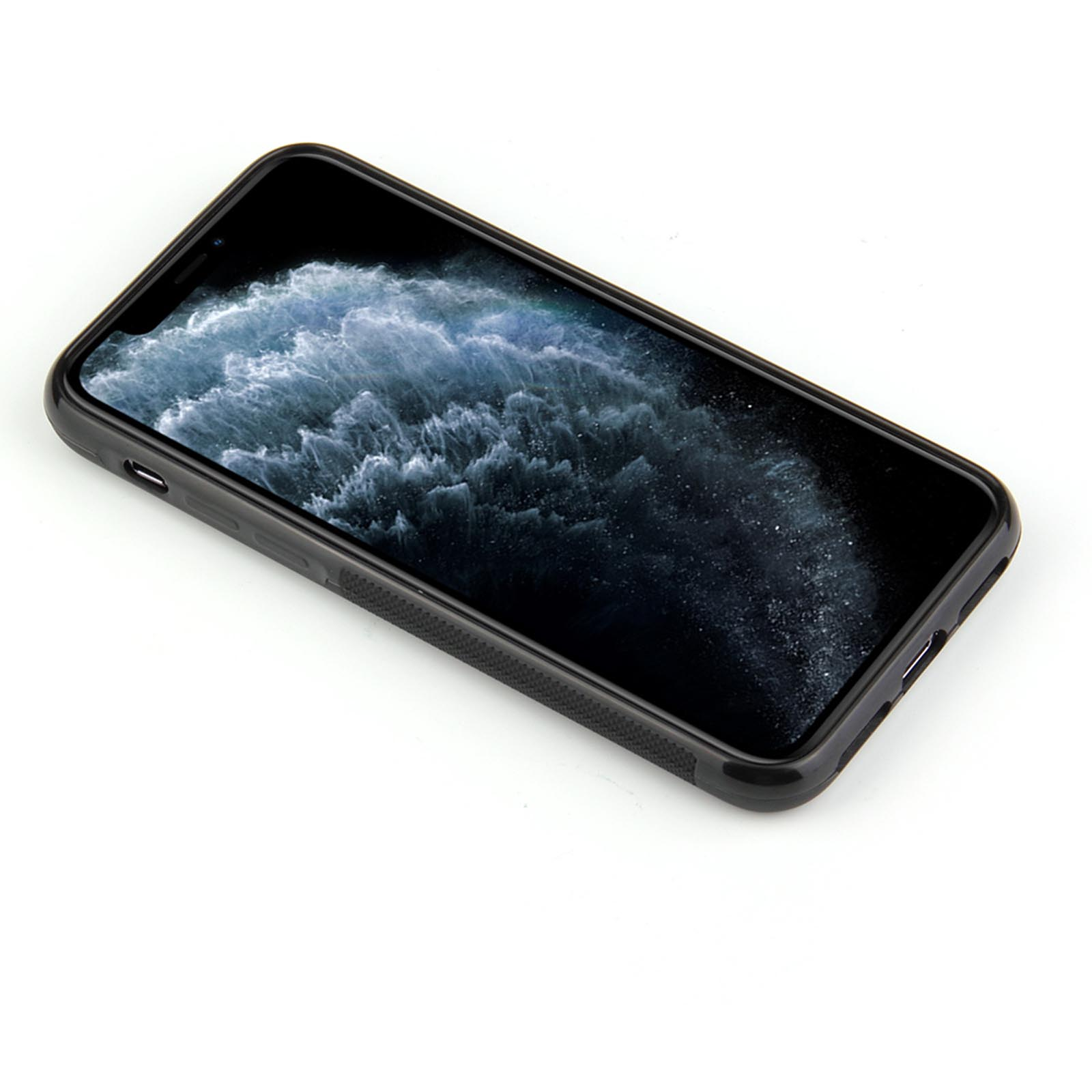 Ein Telefon in einer Hülle, abgewinkelt auf einer weißen Oberfläche. Der Bildschirm zeigt ein bewölktes Bild.