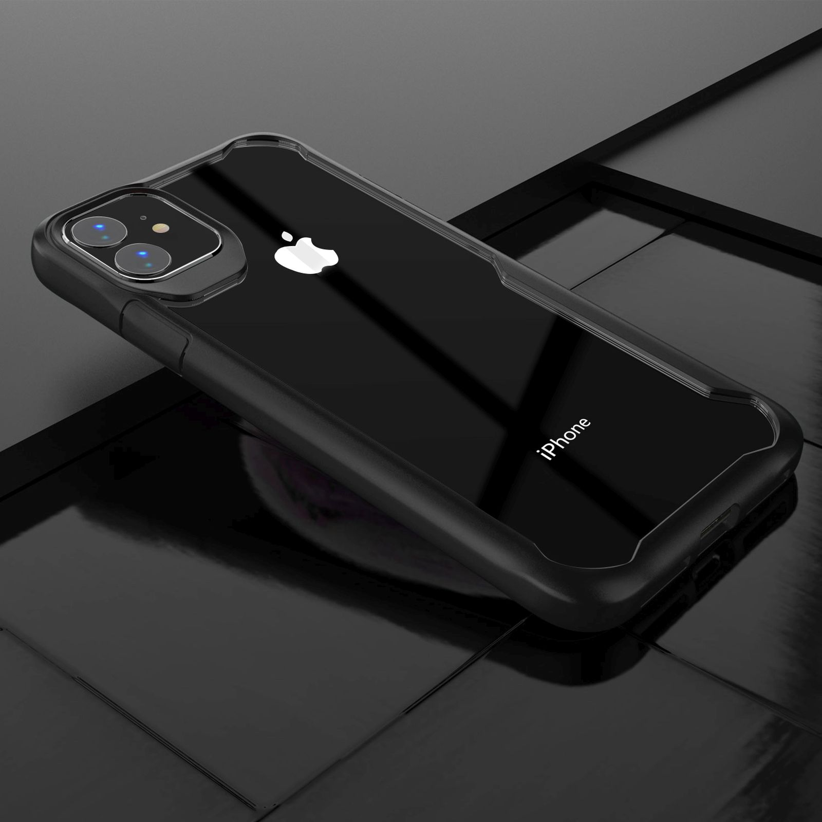 Ein Telefon in einer schwarzen Hülle auf einer reflektierenden Oberfläche. Die Hülle hat eine klare Rückseite.