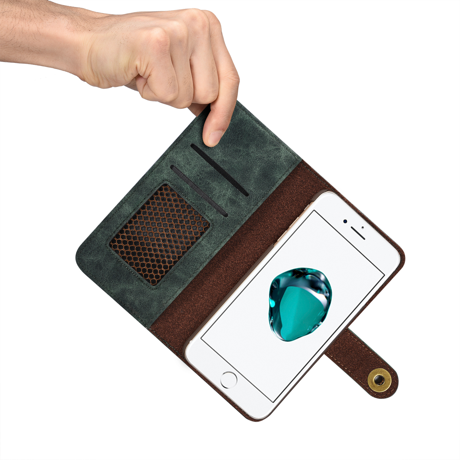 Eine Hand hält ein Telefon in einer dunkelgrünen Lederhülle, der Bildschirm ist sichtbar.