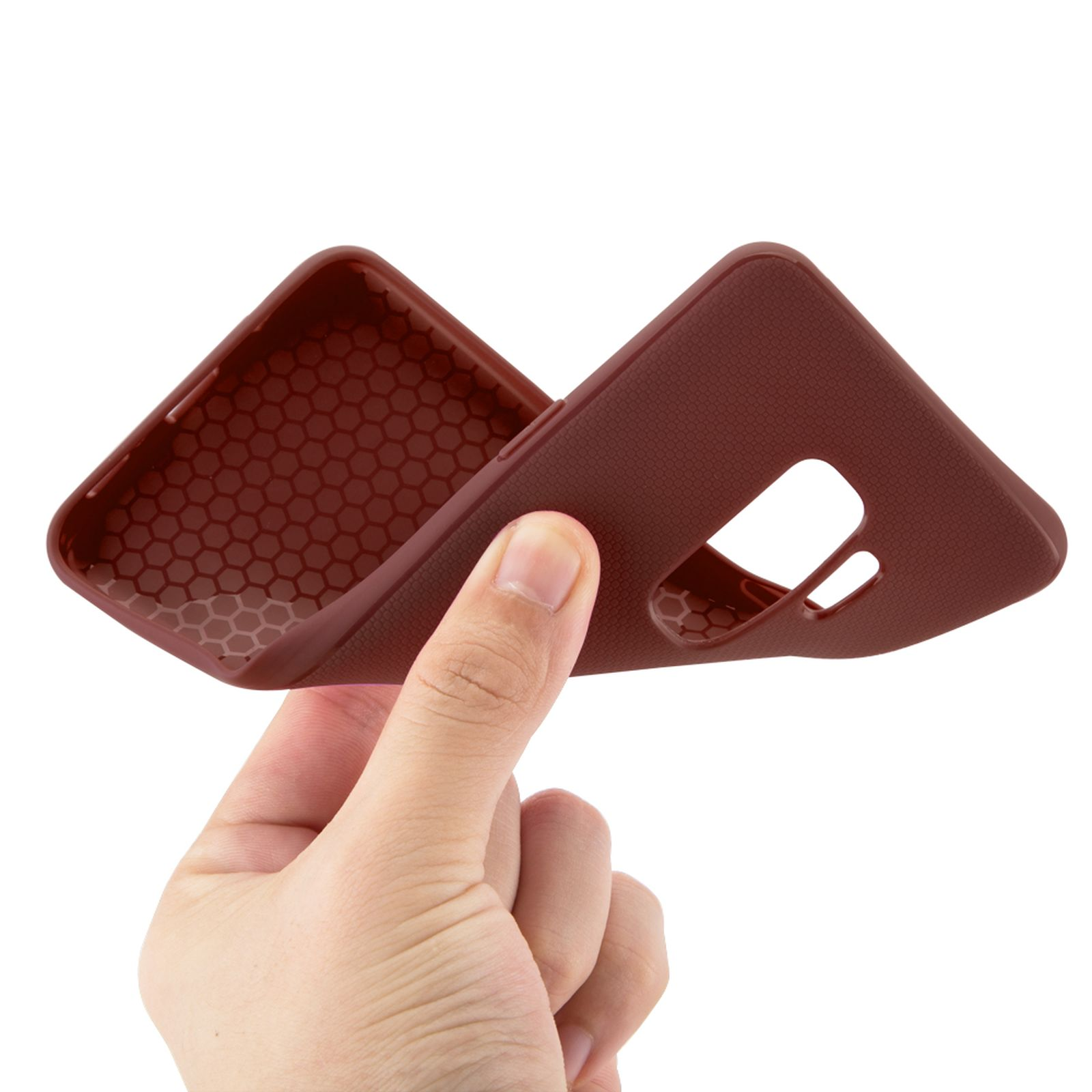 Eine Hand hält eine braune Handyhülle und zeigt das Wabenmuster im Inneren.