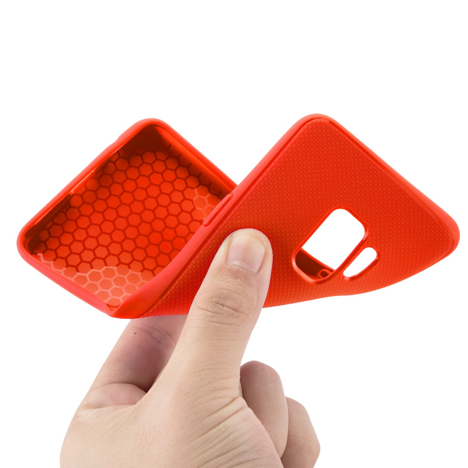 Hand hält eine orangefarbene Handyhülle.