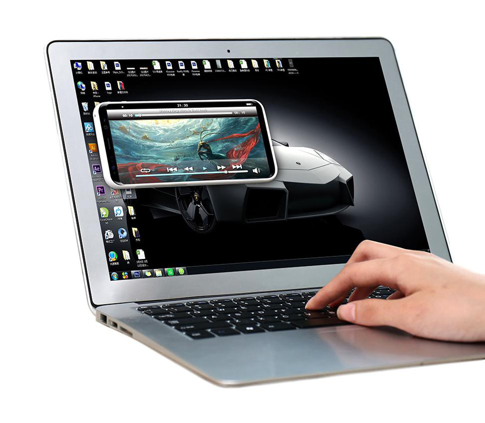Ein Laptop zeigt ein Telefon mit einem Autovideo. Eine Hand berührt die Tastatur des Laptops.
