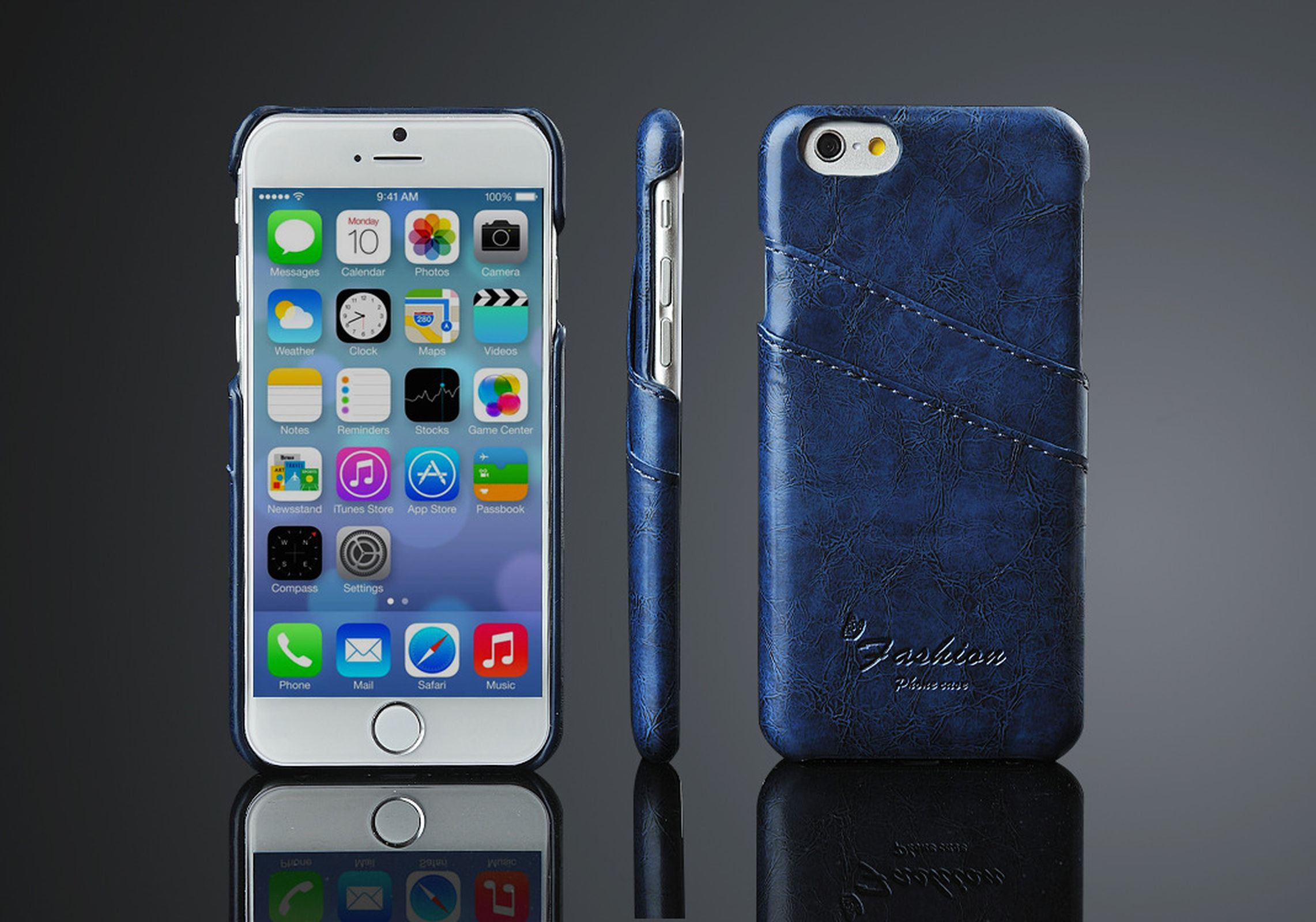 Eine blaue Leder-Handyhülle mit einem weißen Telefon darin. Das Telefon zeigt den Homescreen.
