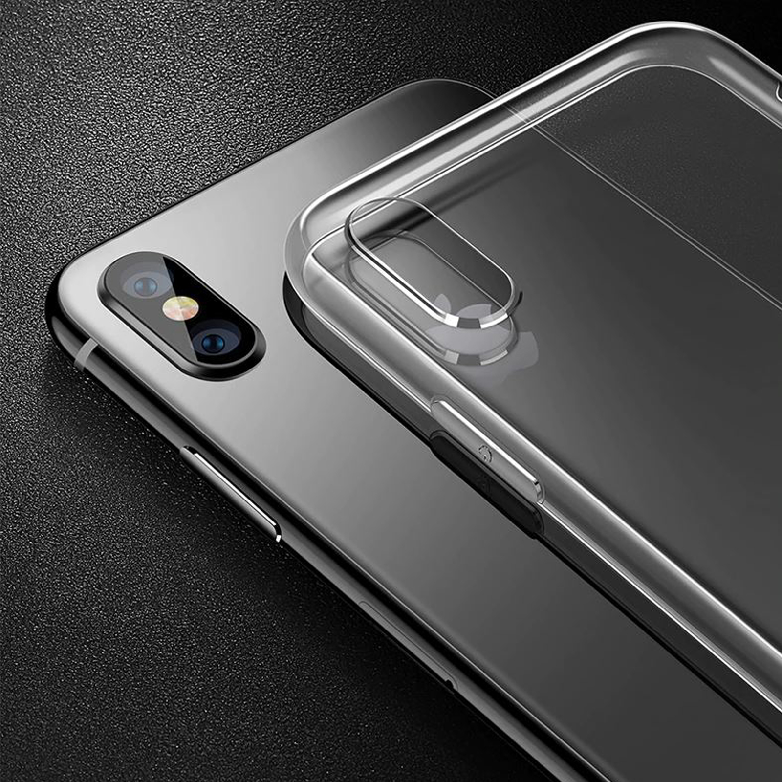Transparente Handyhülle auf einem Telefon. Rückseite des Telefons sichtbar. Dunkler Hintergrund.