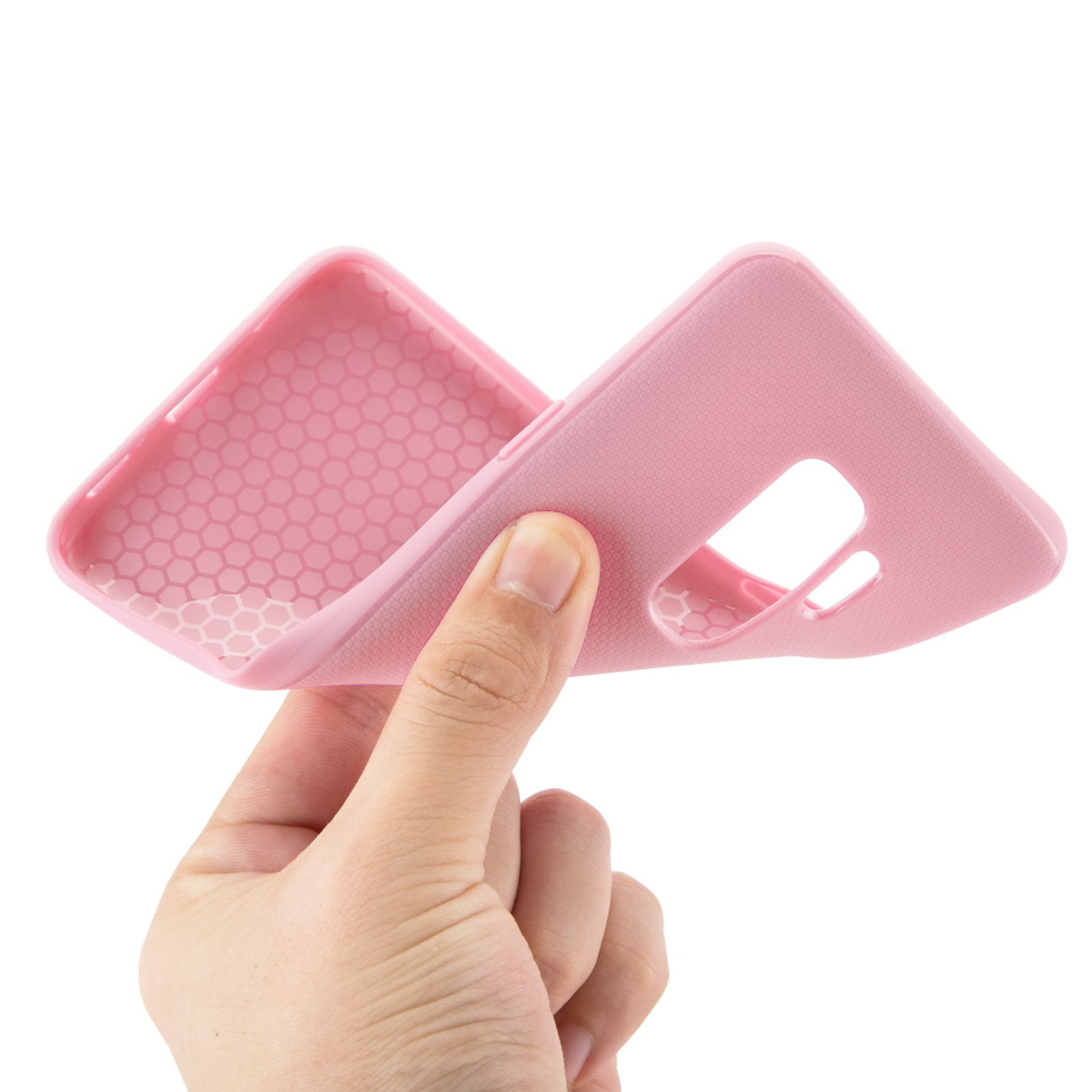 Hand hält eine rosa Handyhülle und zeigt das Wabenmuster im Inneren.