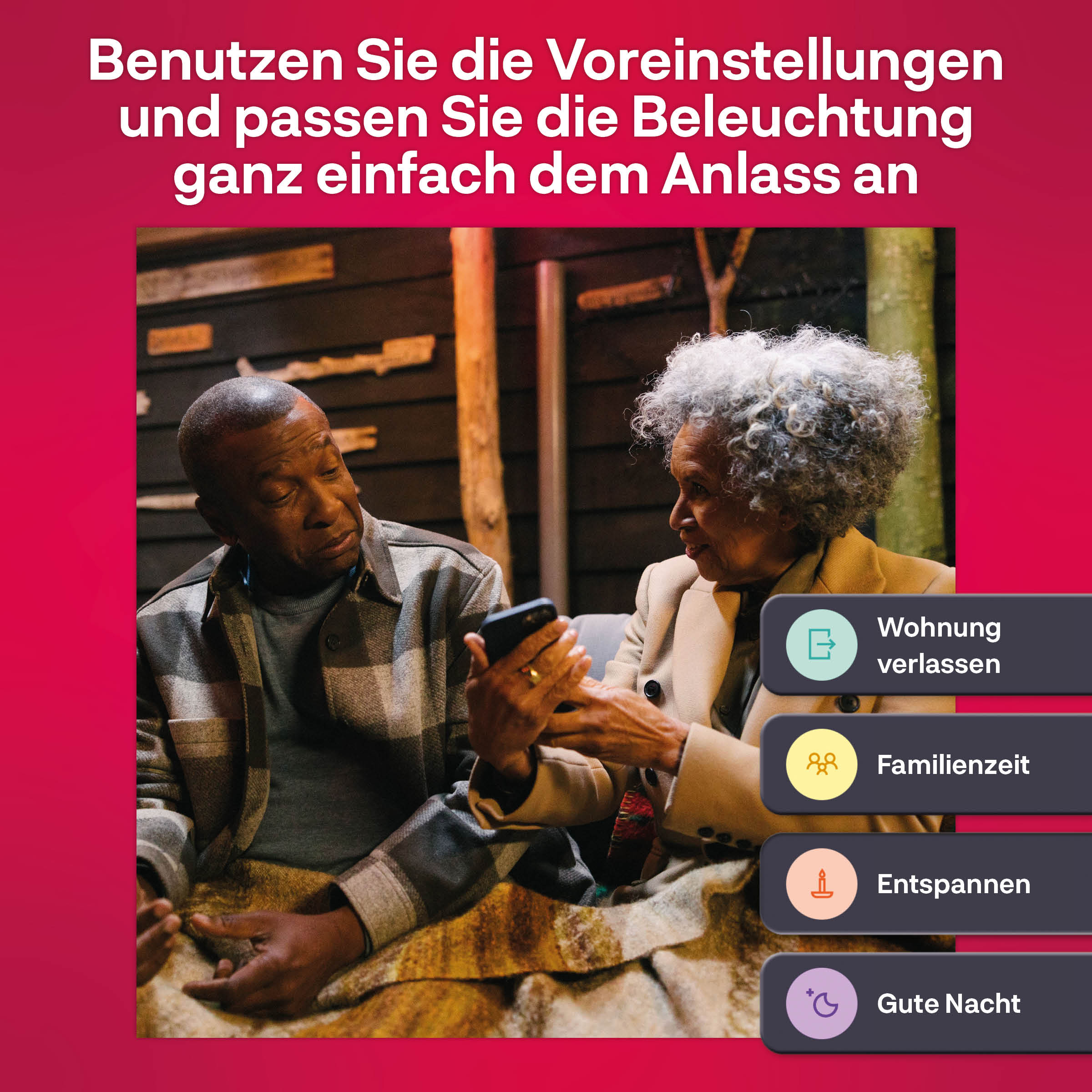 Ein älteres Ehepaar schaut auf ein Telefon mit Text auf dem Bildschirm. Knöpfe rechts.