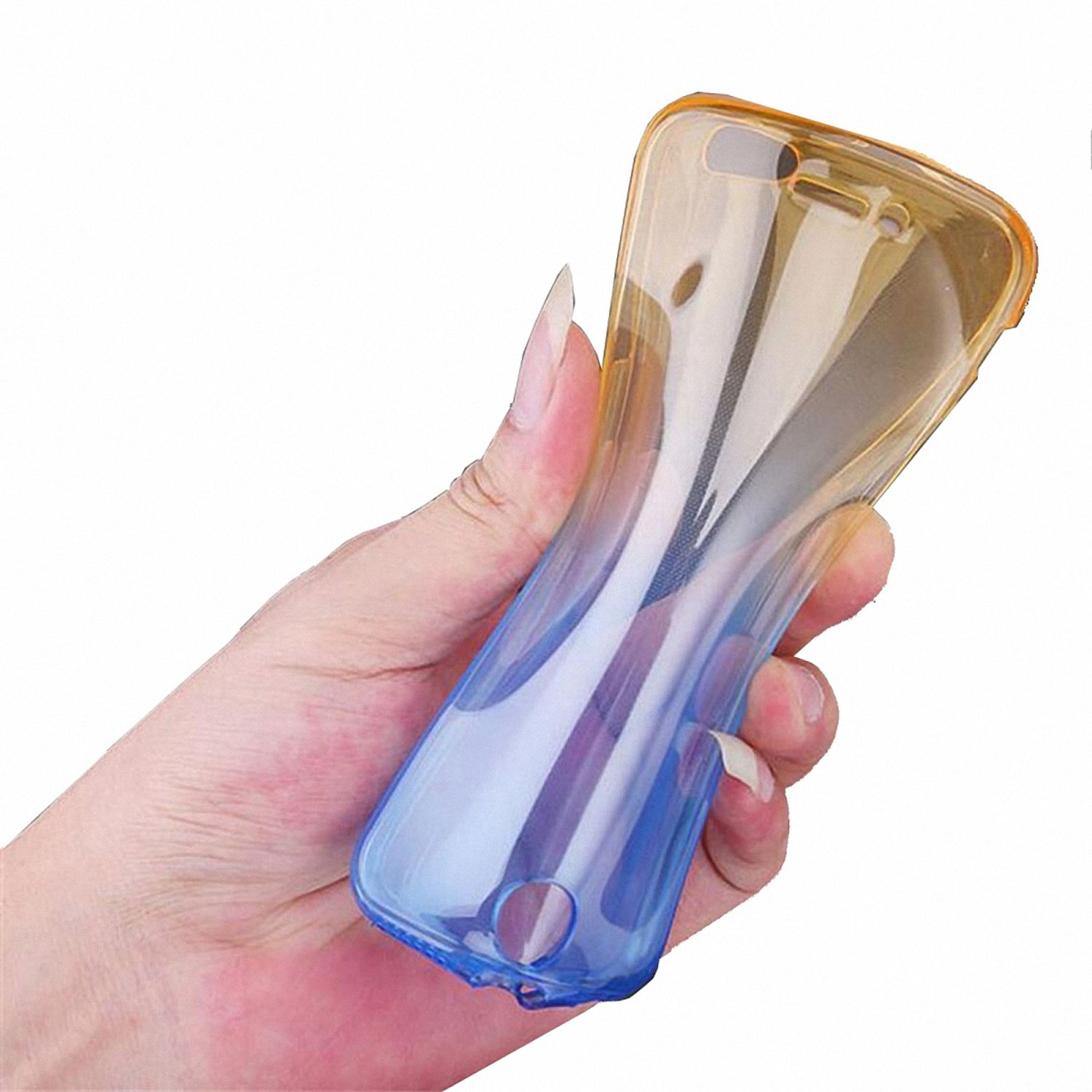Hand hält eine transparente Handyhülle. Die Hülle ist zweifarbig, blau und gelb. Der Hintergrund ist weiß.