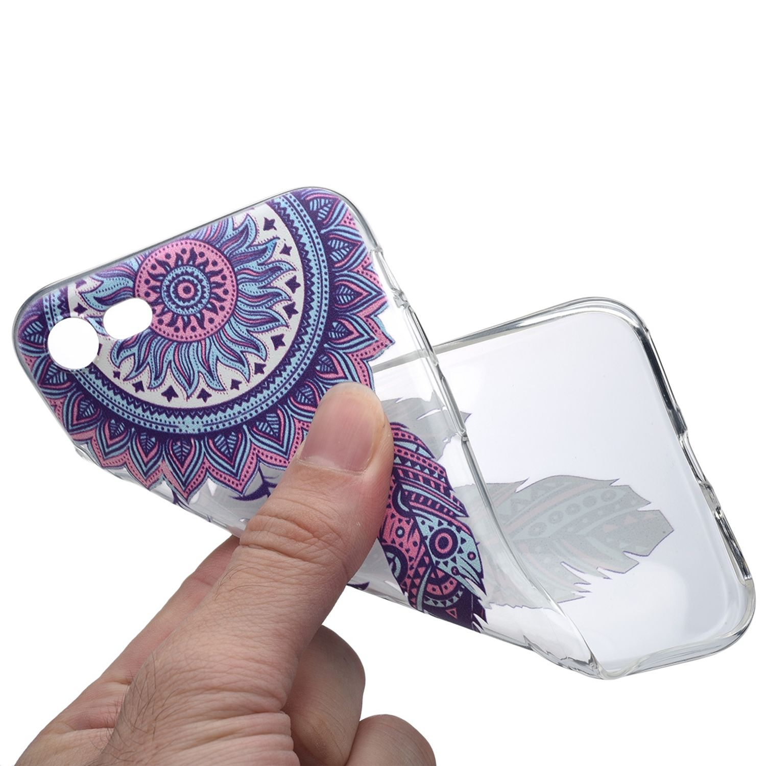 Hand hält eine transparente Handyhülle mit farbenfrohem Blumendesign. Das Design zeigt ein Mandala und eine Feder.