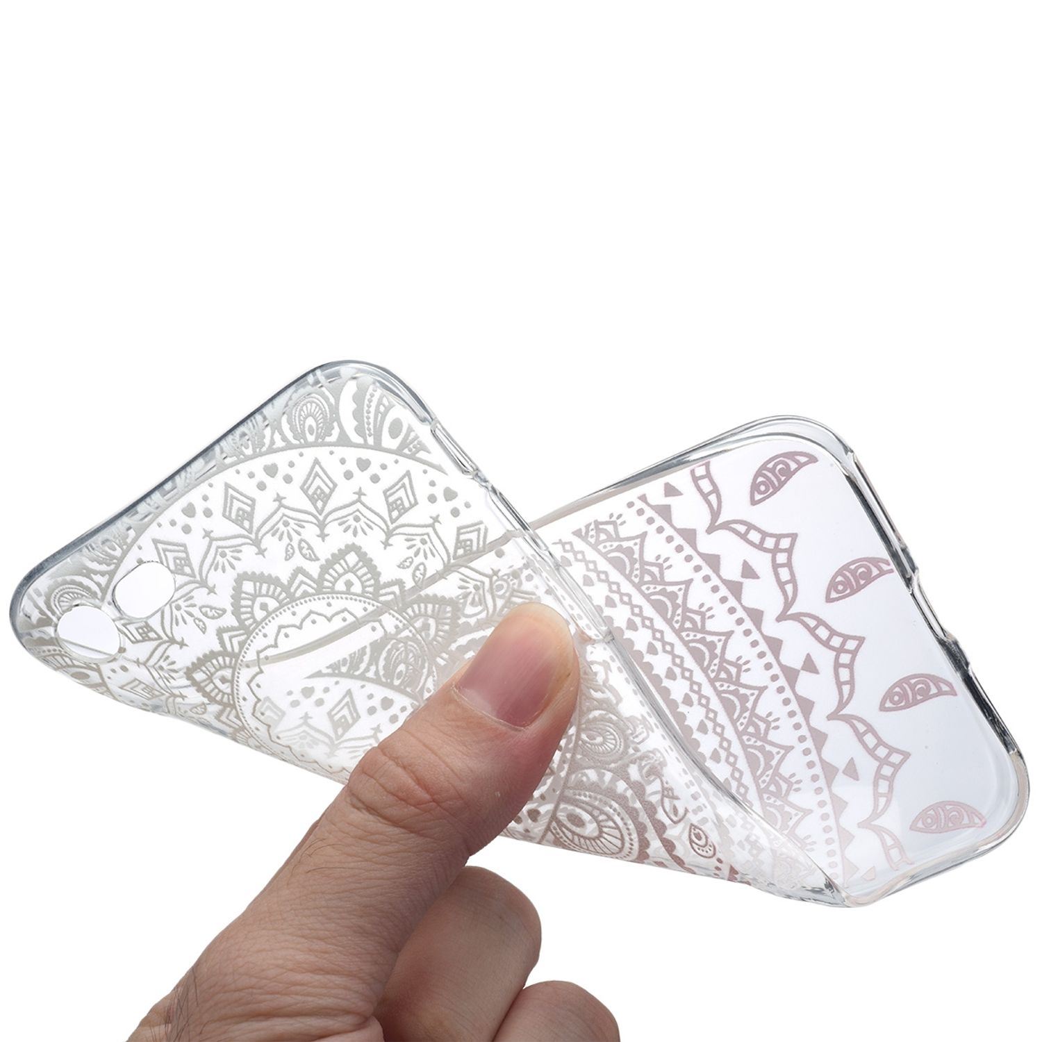 Eine Hand, die eine transparente Handyhülle mit einem weißen und grauen Mandala-Design hält.