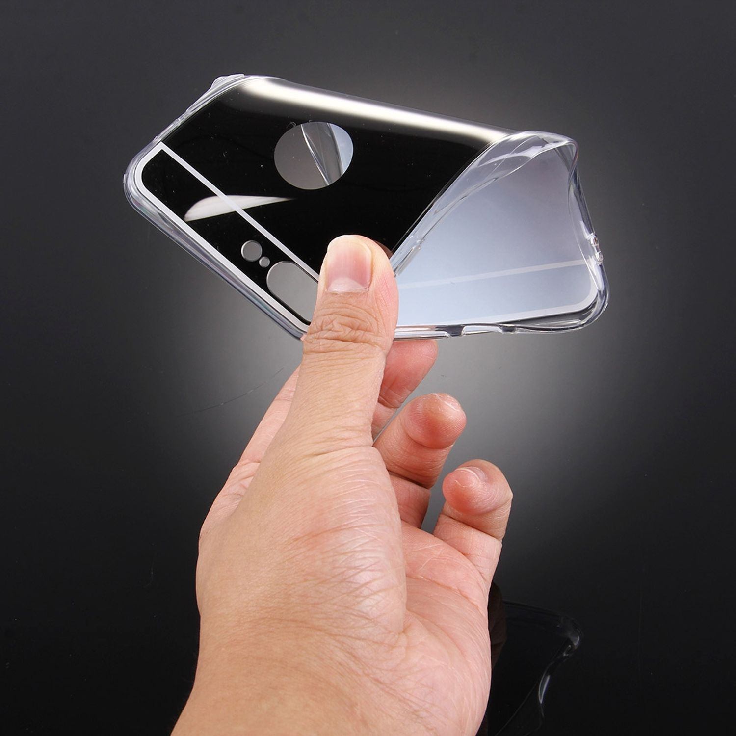 Hand hält transparente Handyhülle mit Design. Dunkler Hintergrund.
