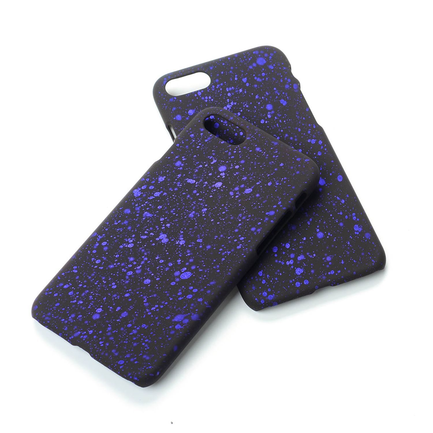 Zwei Handyhüllen, schwarz mit blauem Spritzlackdesign, auf Weiß.