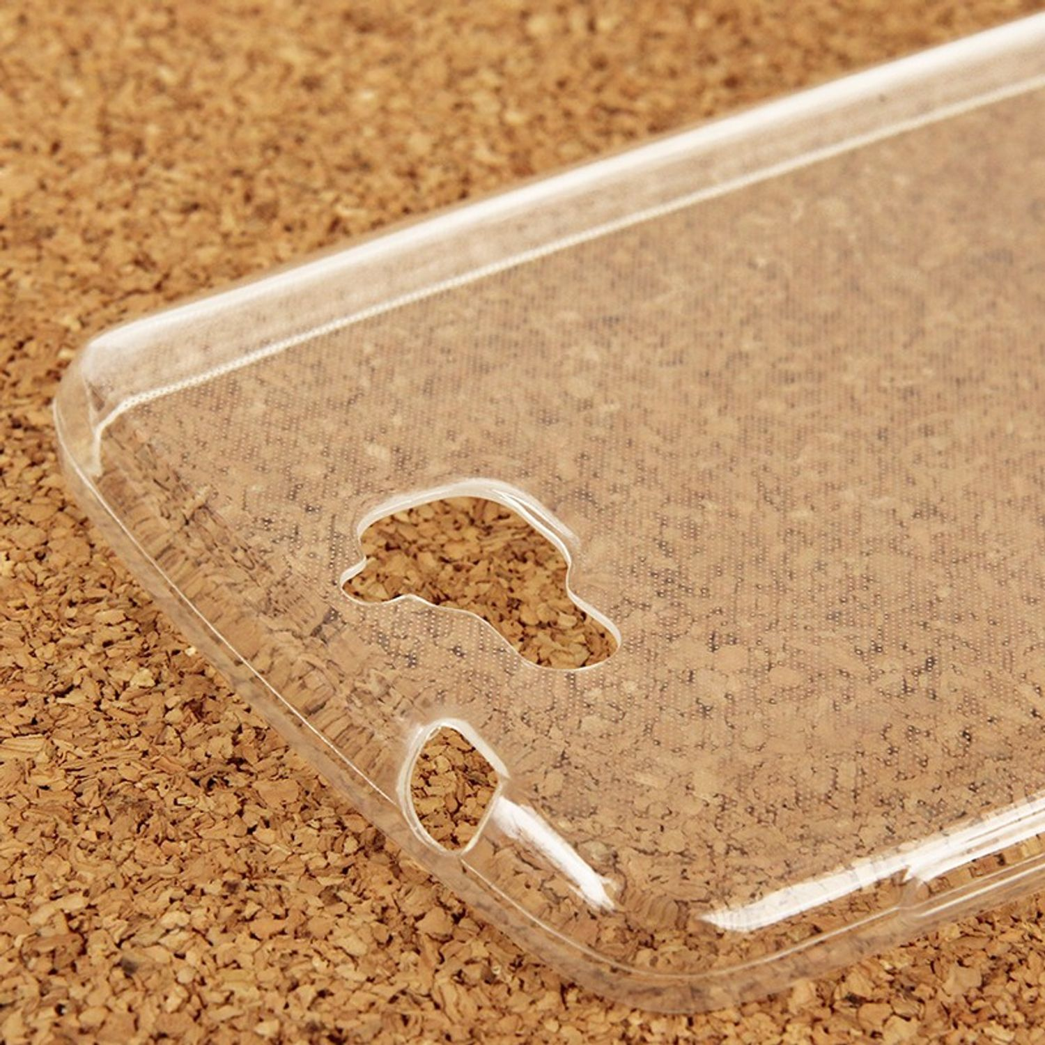 Transparente Handyhülle auf Kork, mit Kamera- und Knopflöchern.