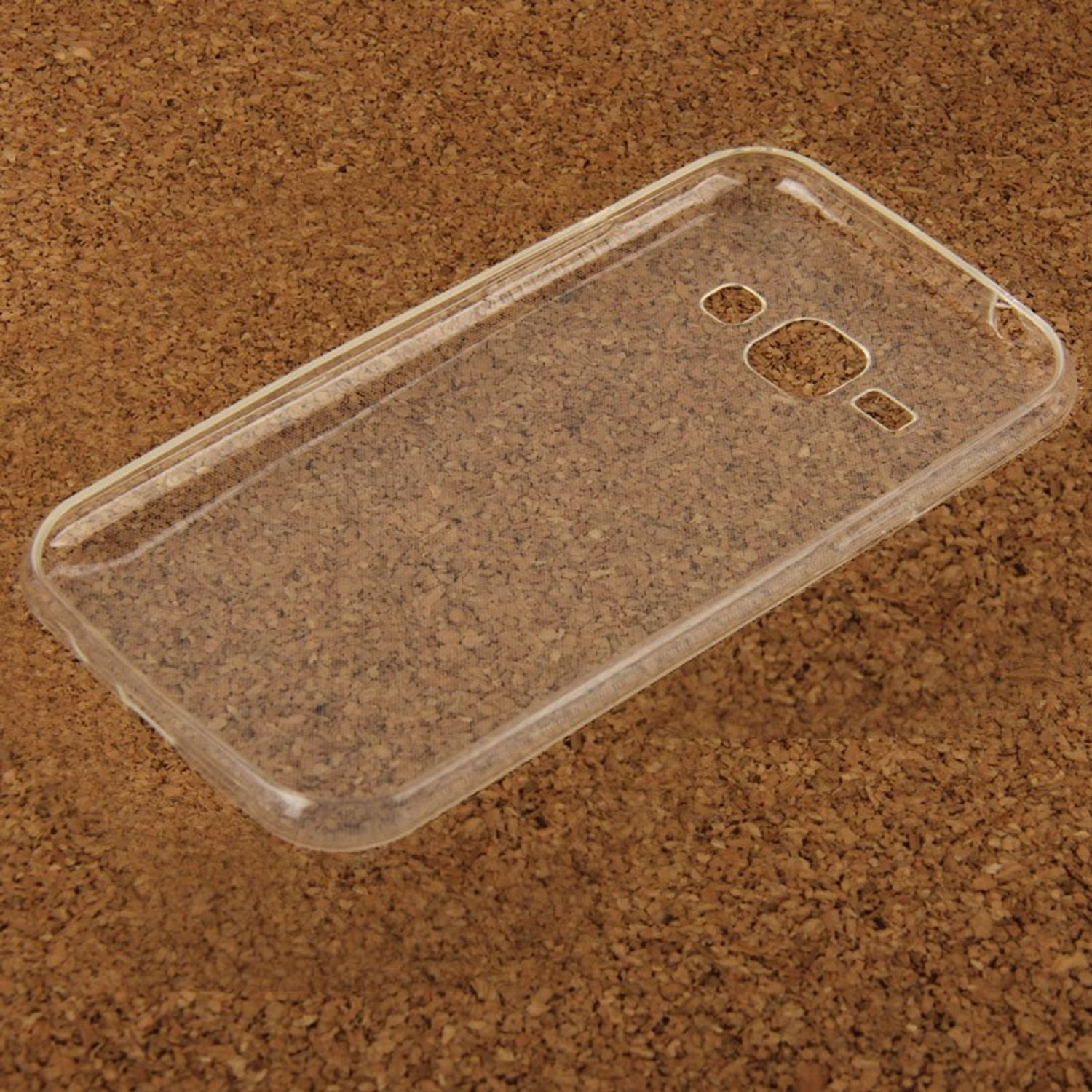 Transparente Handyhülle auf Korkoberfläche. Zeigt Öffnungen für Kamera und Anschlüsse.