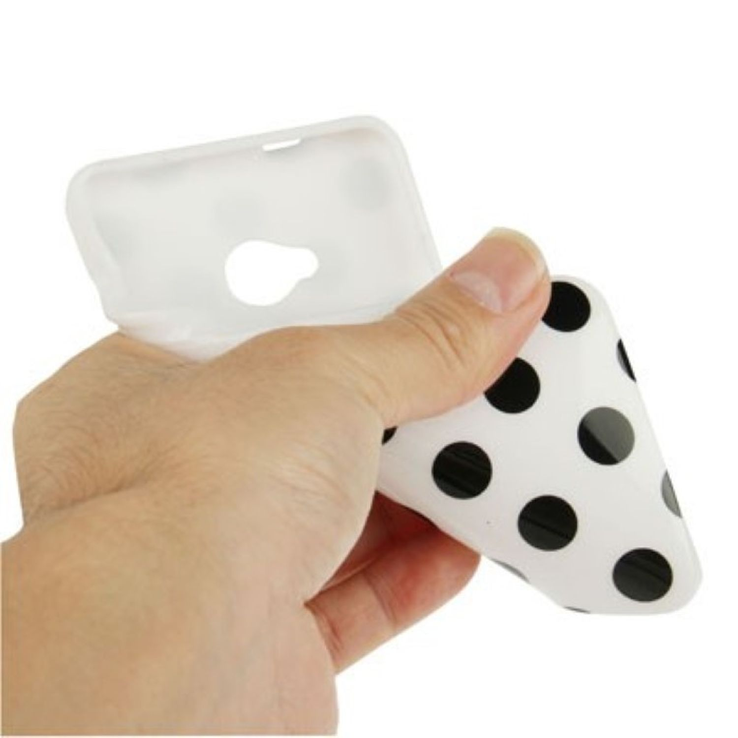 Eine Hand, die eine Handyhülle mit schwarzen Polka-Dots auf Weiß hält.
