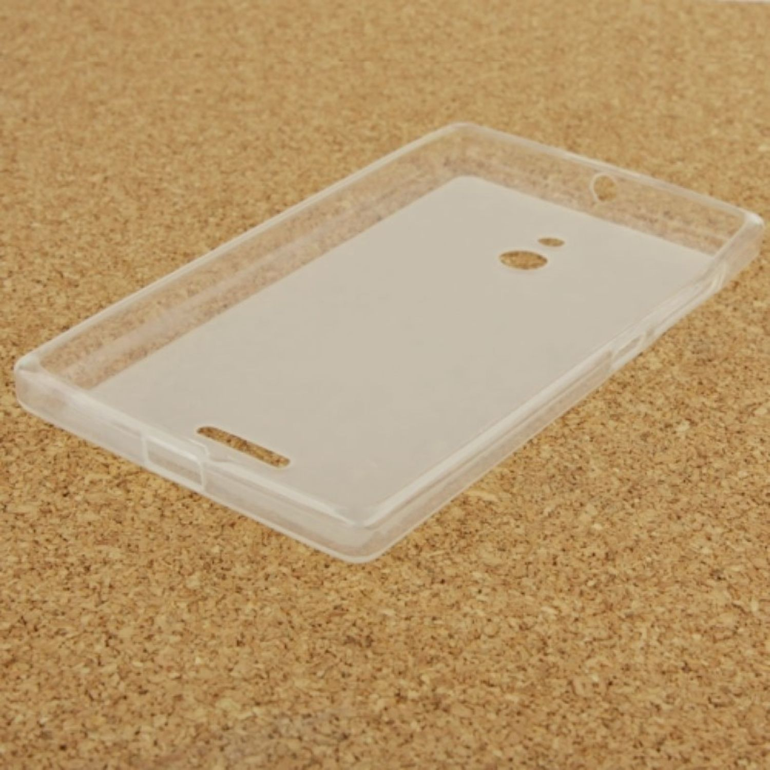 Transparente Handyhülle auf Korkoberfläche. Transparentes Design, Löcher für Kamera und Knöpfe.