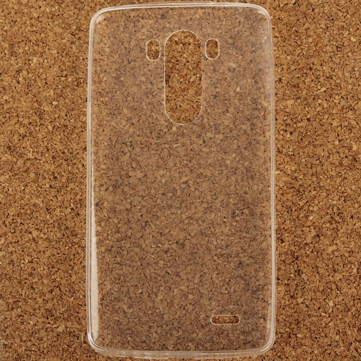 Eine transparente Handyhülle auf einer Korkoberfläche. Sie hat Aussparungen für Kamera und Knöpfe.