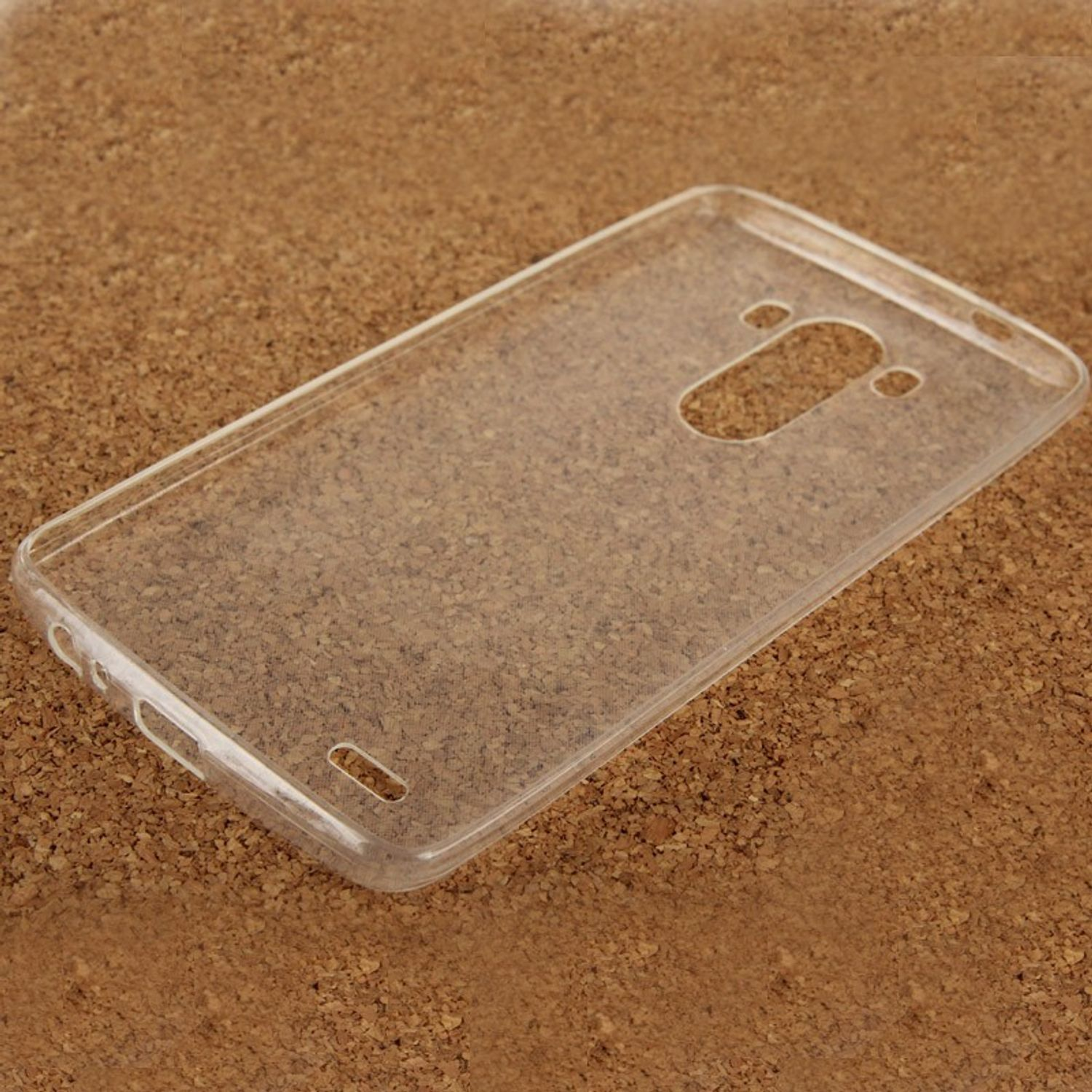 Transparente Handyhülle auf Korkoberfläche. Hülle hat Aussparungen für Kamera und Knöpfe.
