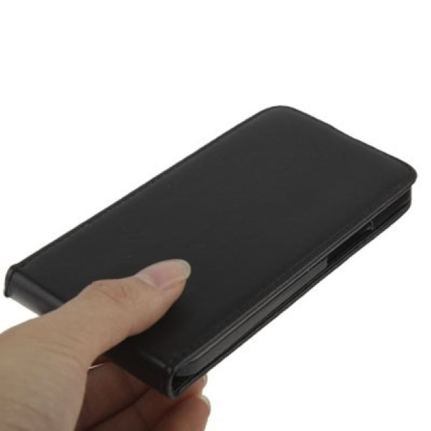 Hand hält eine geschlossene schwarze Handyhülle. Das Gehäuse ist aus Leder und rechteckig.