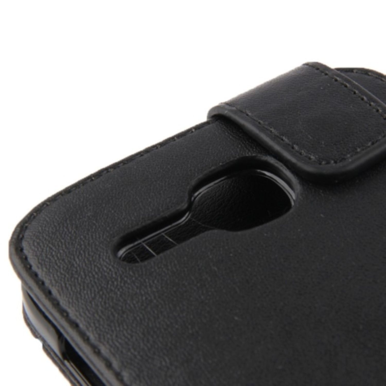 Schwarze Leder-Handyhülle. Nahaufnahme von Verschluss und Aussparung. Weißer Hintergrund.
