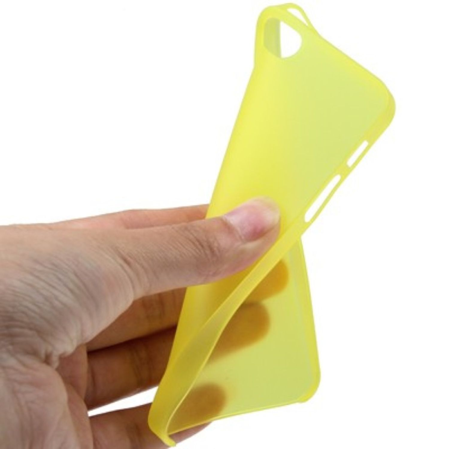 Eine Hand, die eine gelbe Handyhülle hält. Weißer Hintergrund.