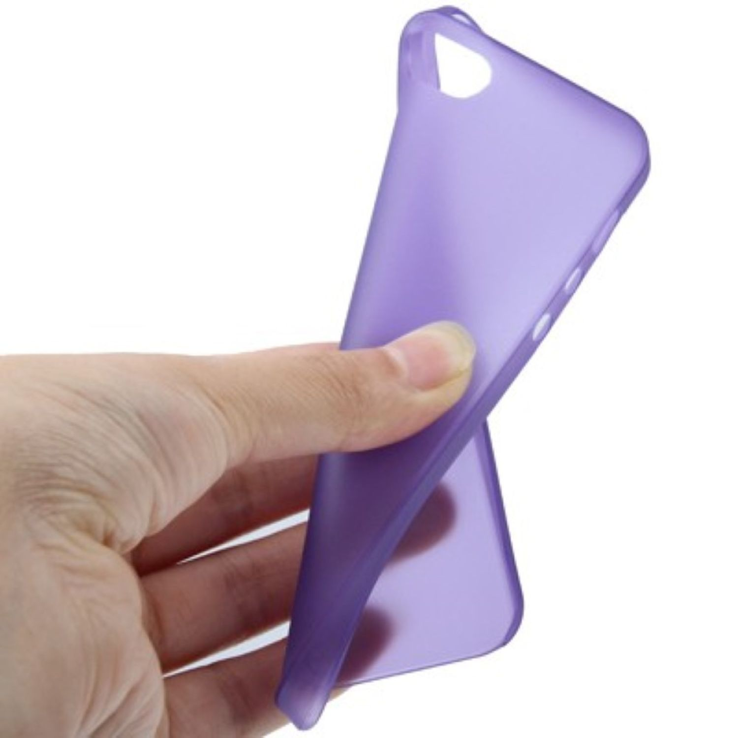 Eine Hand hält eine flexible, durchscheinende, lila Handyhülle vor weißem Hintergrund.