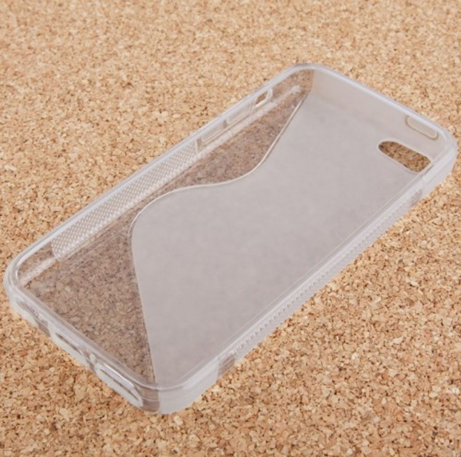 Eine transparente Handyhülle mit wellenförmigem Design auf einem Korkhintergrund.