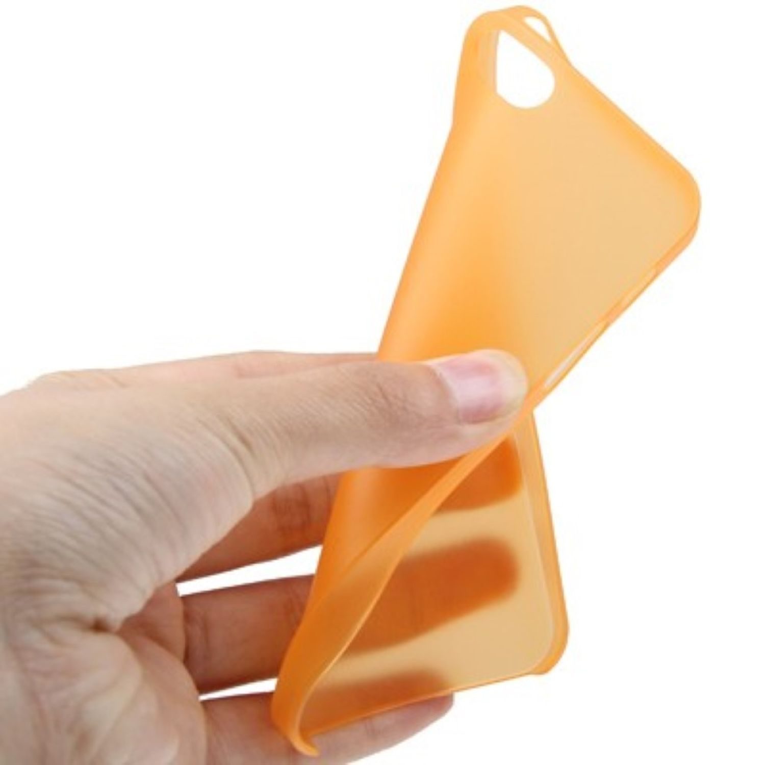 Eine Hand, die eine orangefarbene, transparente Handyhülle hält, leicht gebogen.