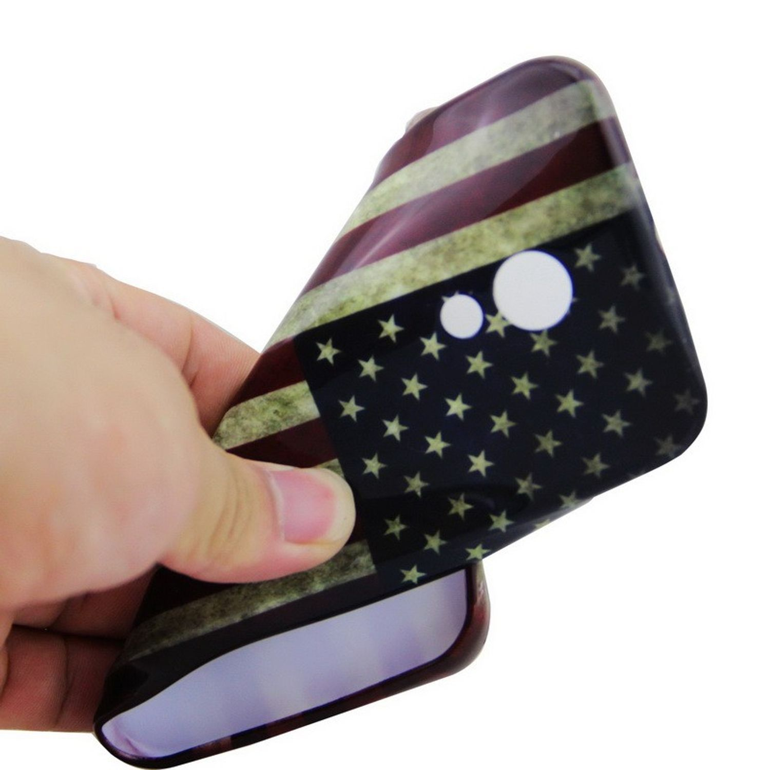 Hand hält eine Handyhülle mit US-Flaggen-Design. Die Hülle ist leicht gebogen.