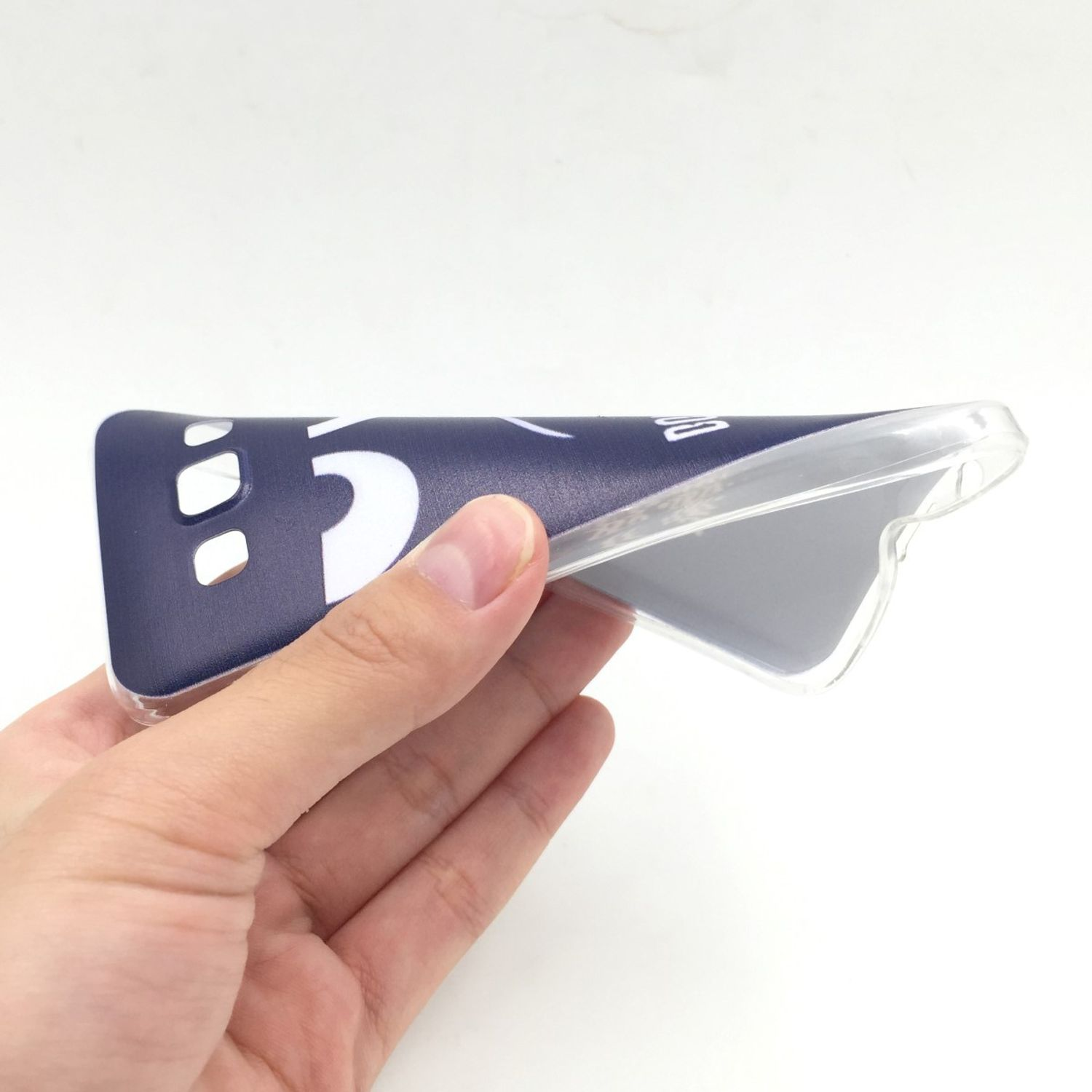 Hand hält eine Handyhülle und zeigt das Design. Weißer Hintergrund.