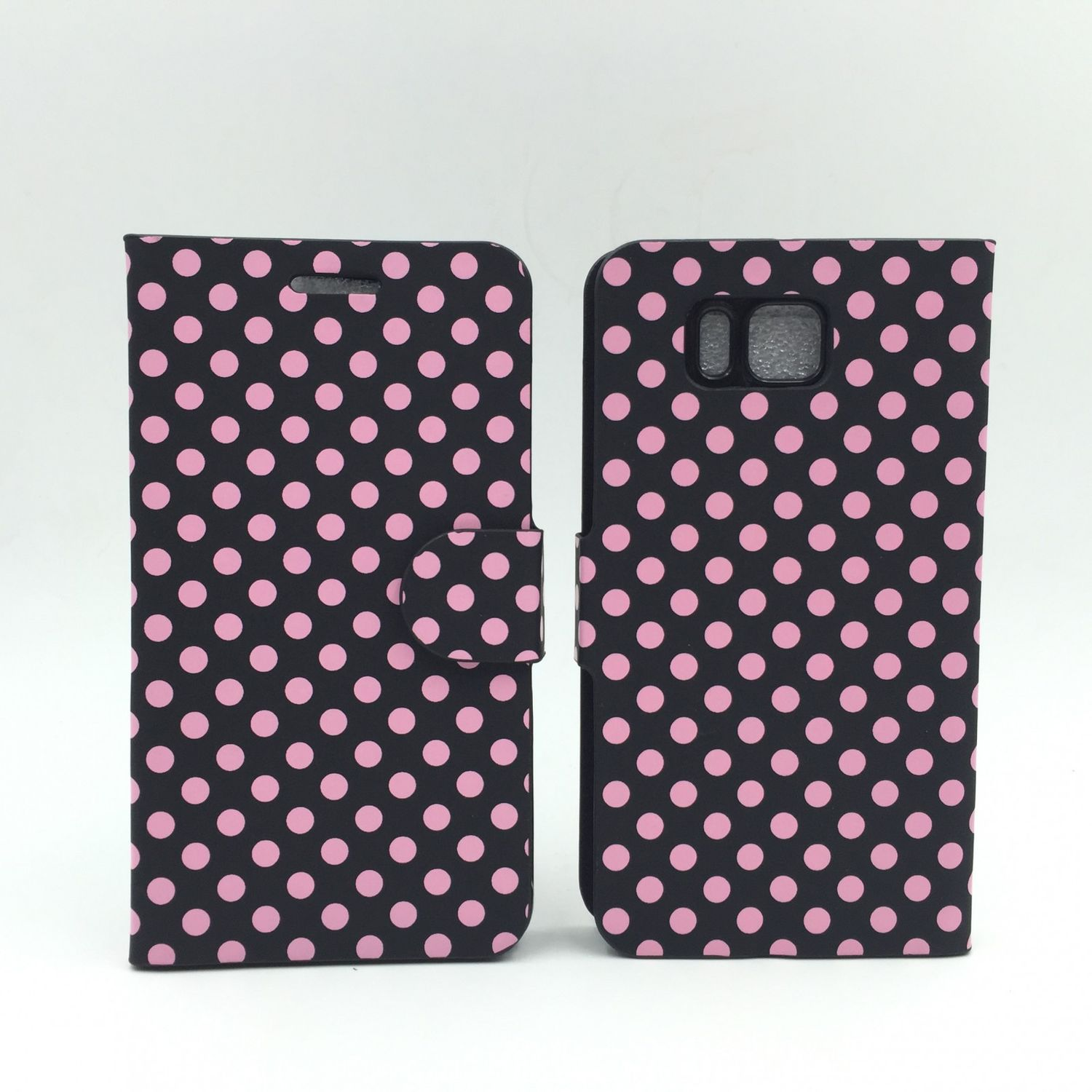 Zwei Handyhüllen, schwarz mit rosa Punkten. Eine ist offen, eine geschlossen. Weißer Hintergrund.