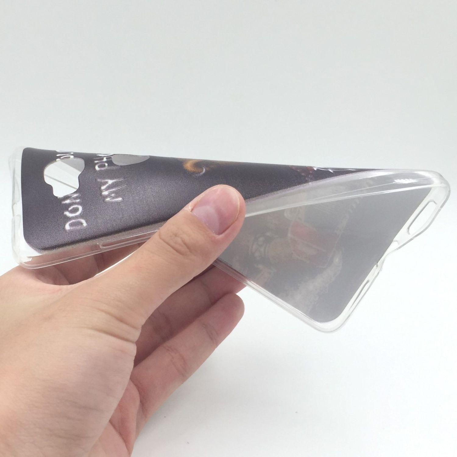 Eine Hand, die eine Handyhülle mit Design und Text hält. Weißer Hintergrund.