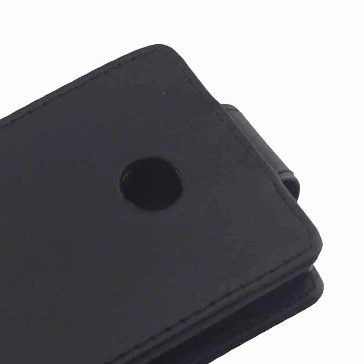 Eine schwarze Handyhülle mit Aussparung. Der Hintergrund ist weiß.